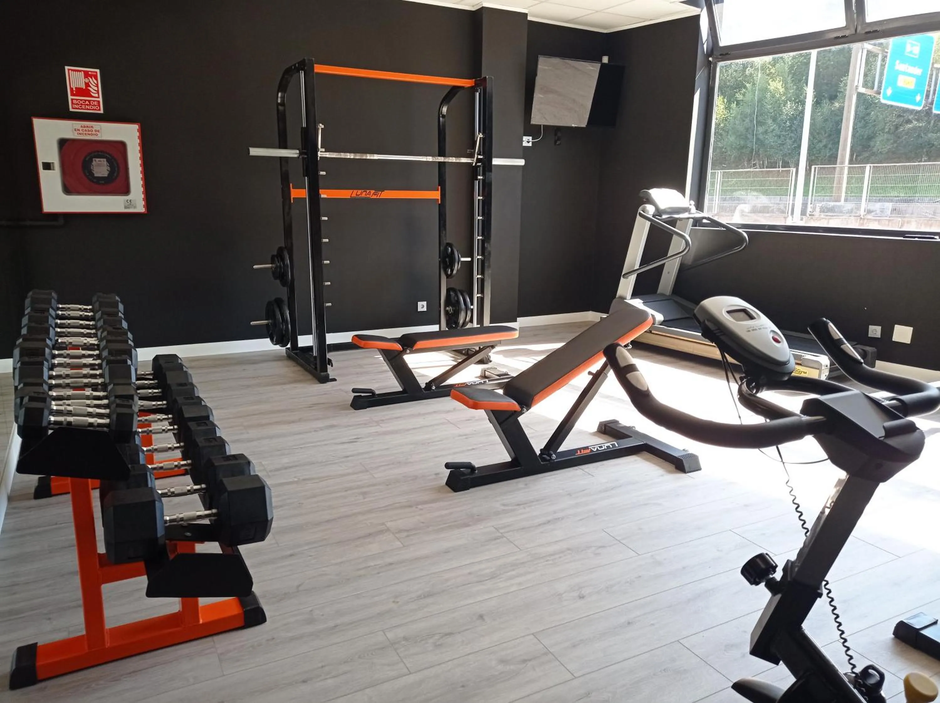 Fitness centre/facilities in Apartamentos Hi Apartaments Santander 3000