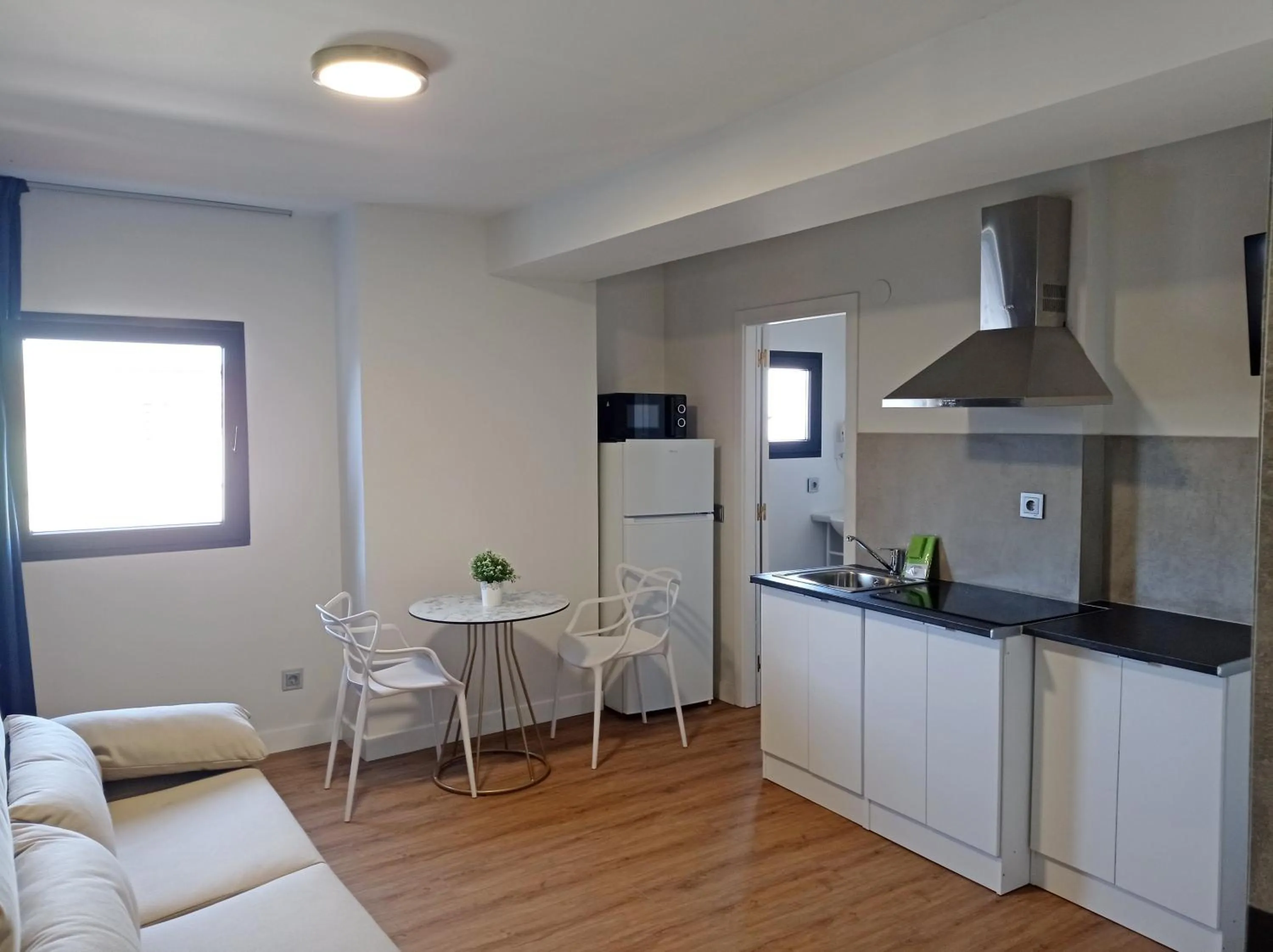 Kitchen or kitchenette in Apartamentos Hi Apartaments Santander 3000