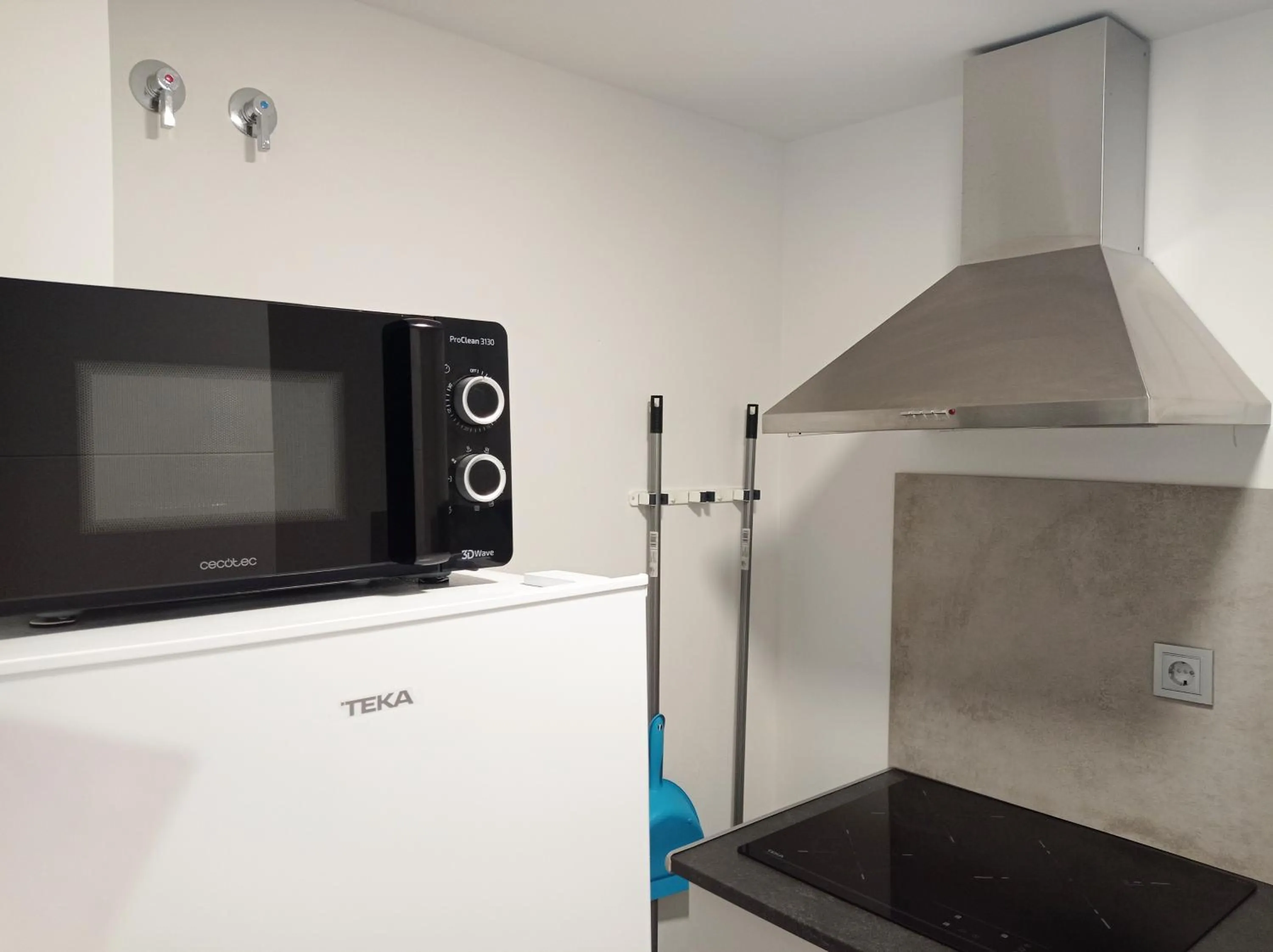 Kitchen or kitchenette in Apartamentos Hi Apartaments Santander 3000