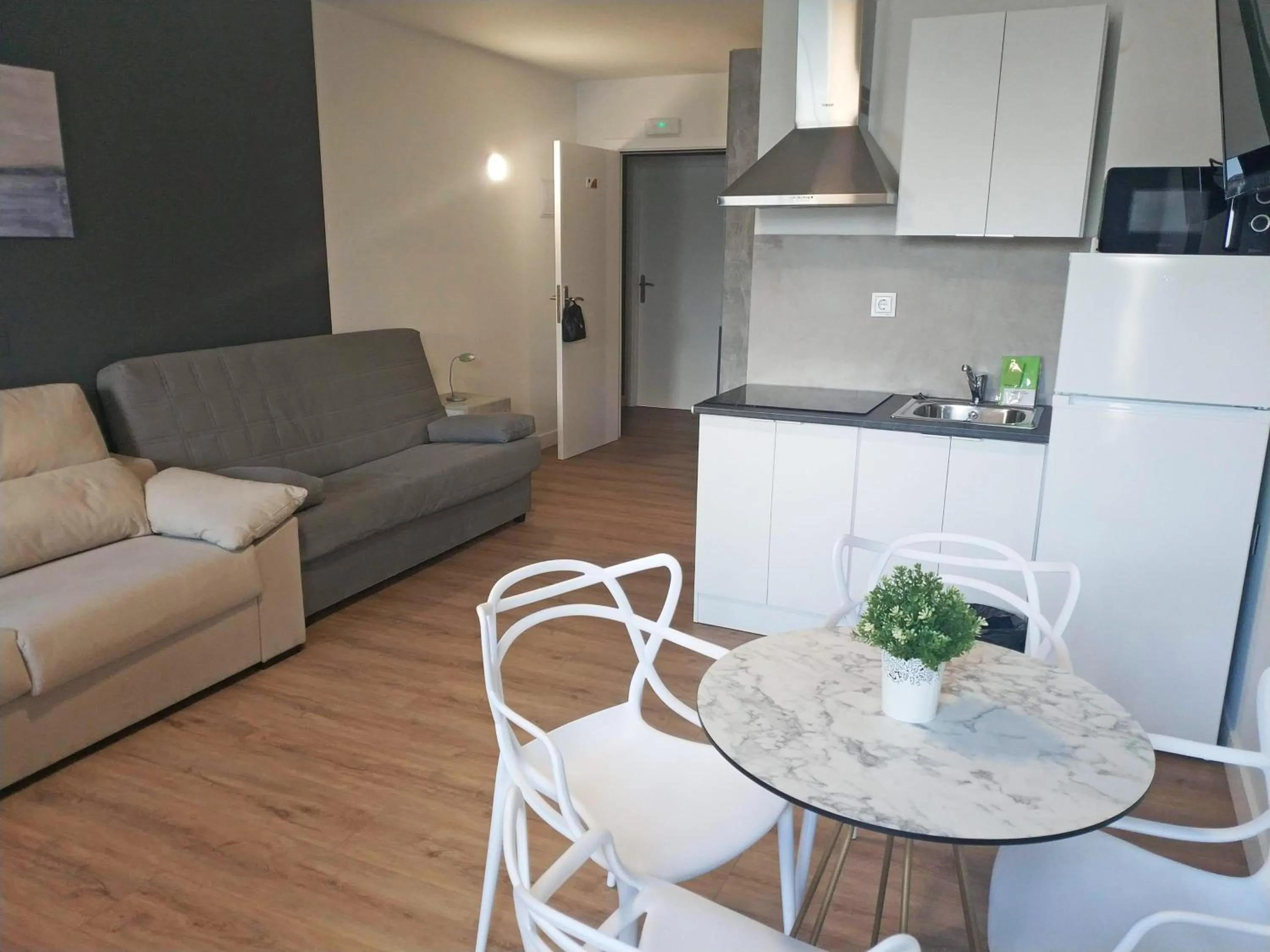 Kitchen or kitchenette in Apartamentos Hi Apartaments Santander 3000