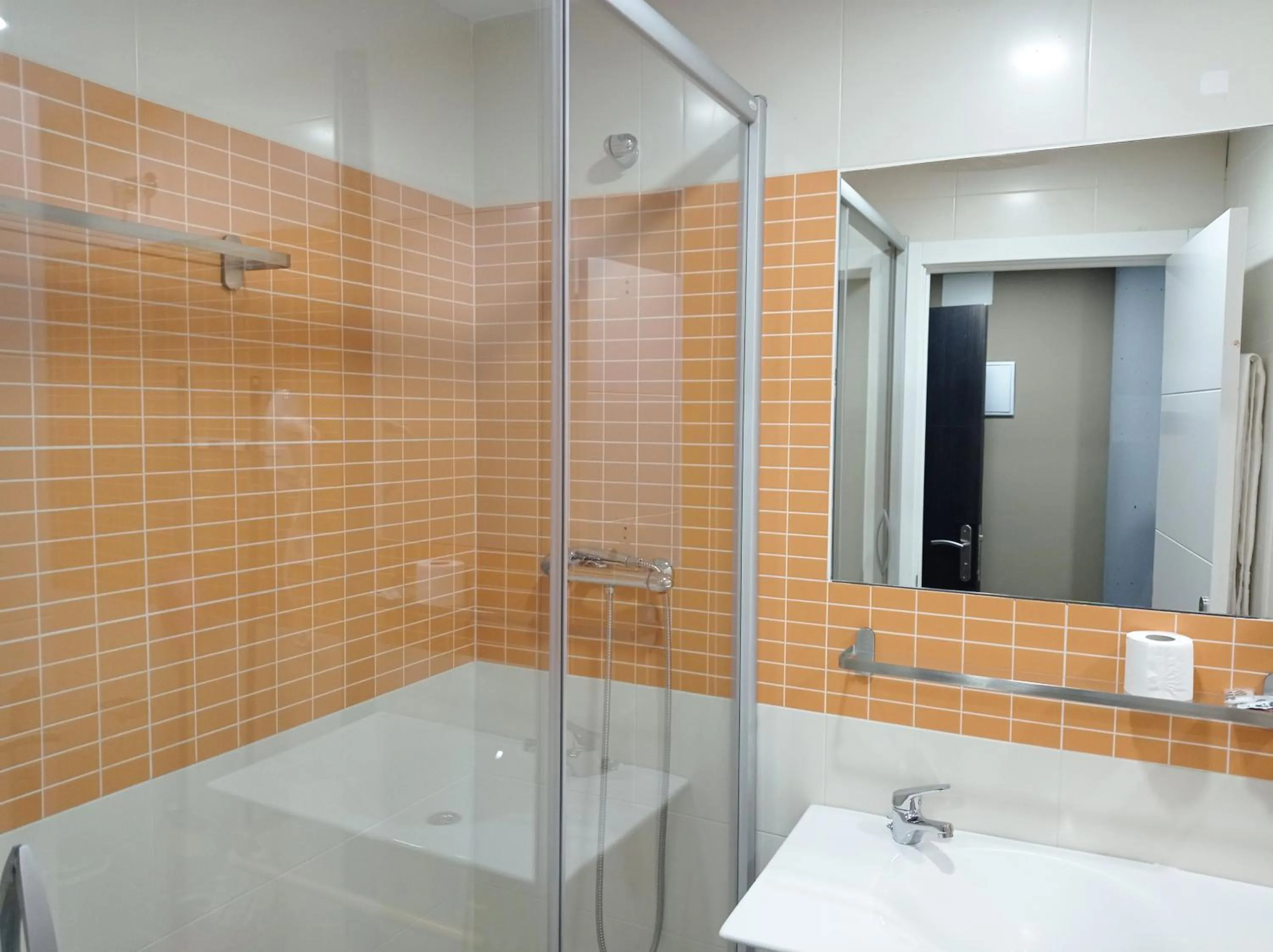 Bathroom in Apartamentos Hi Apartaments Santander 3000