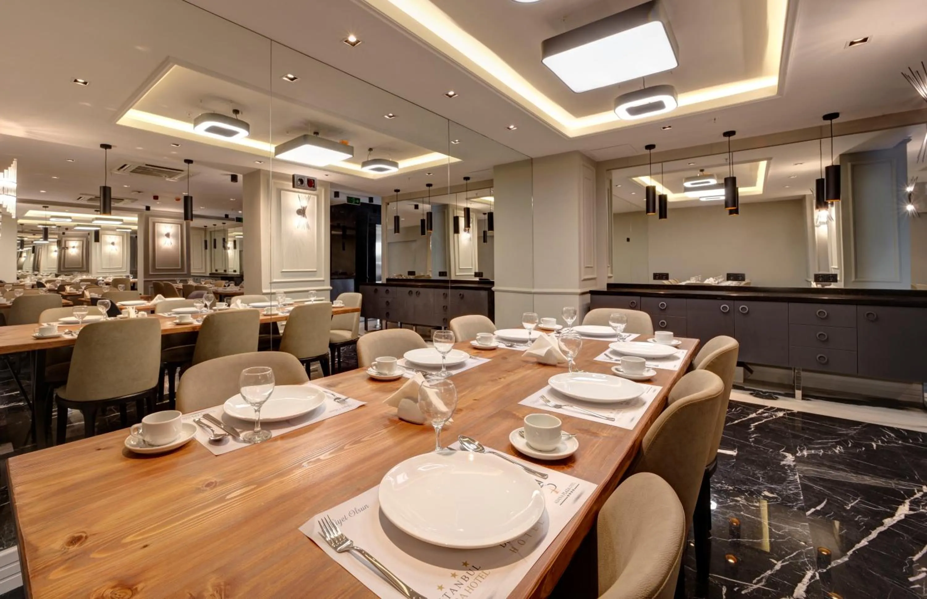 Restaurant/places to eat in Dora Pera Hotel