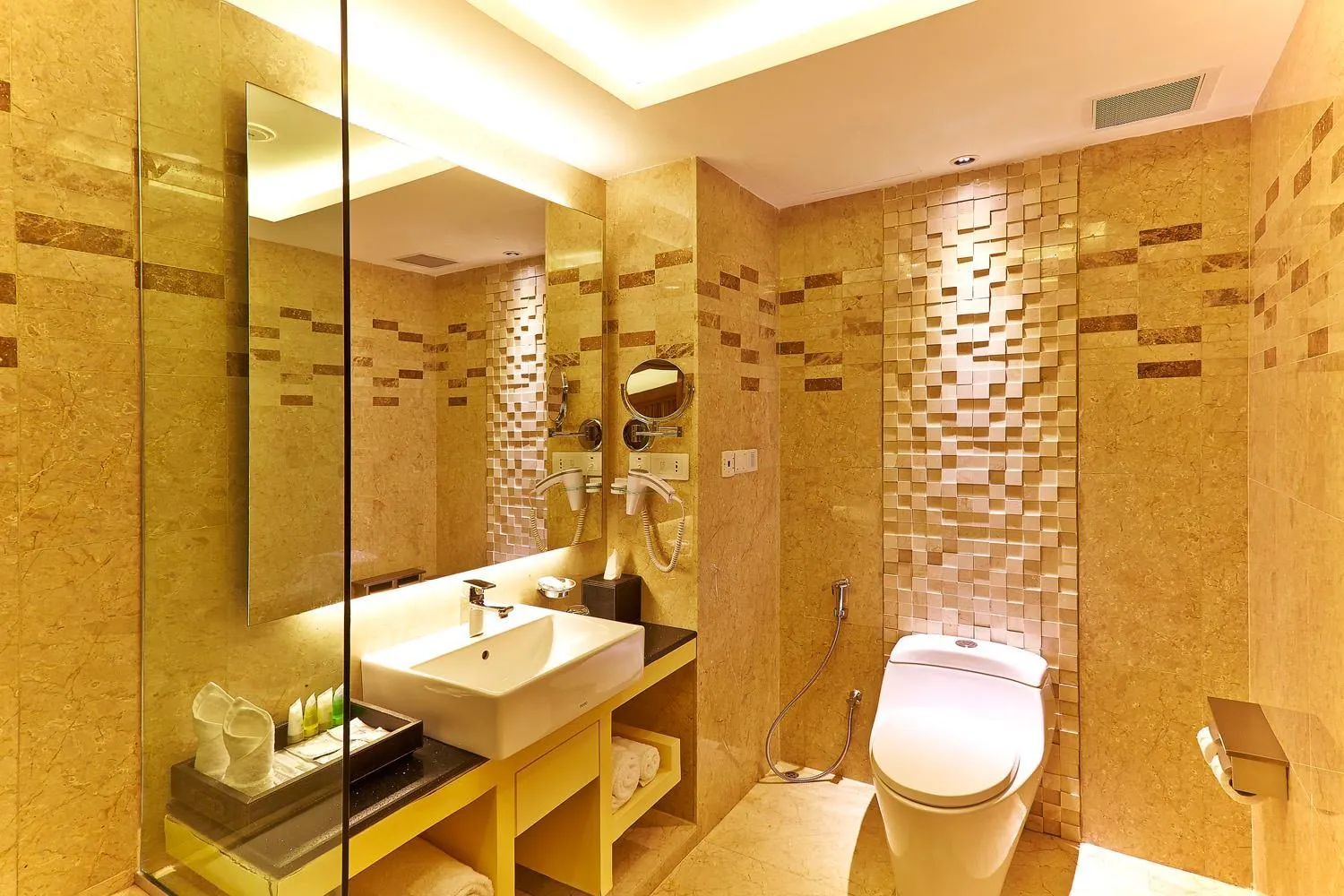 Toilet in Six Seasons Hotel