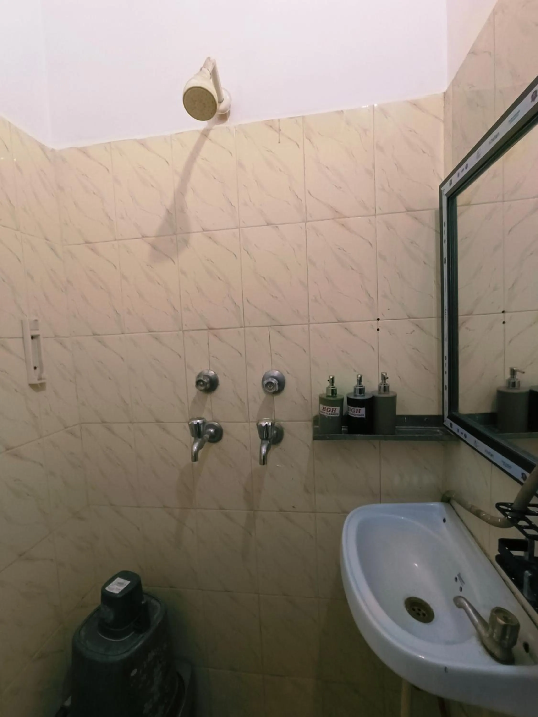 Shower in Baba Guest House