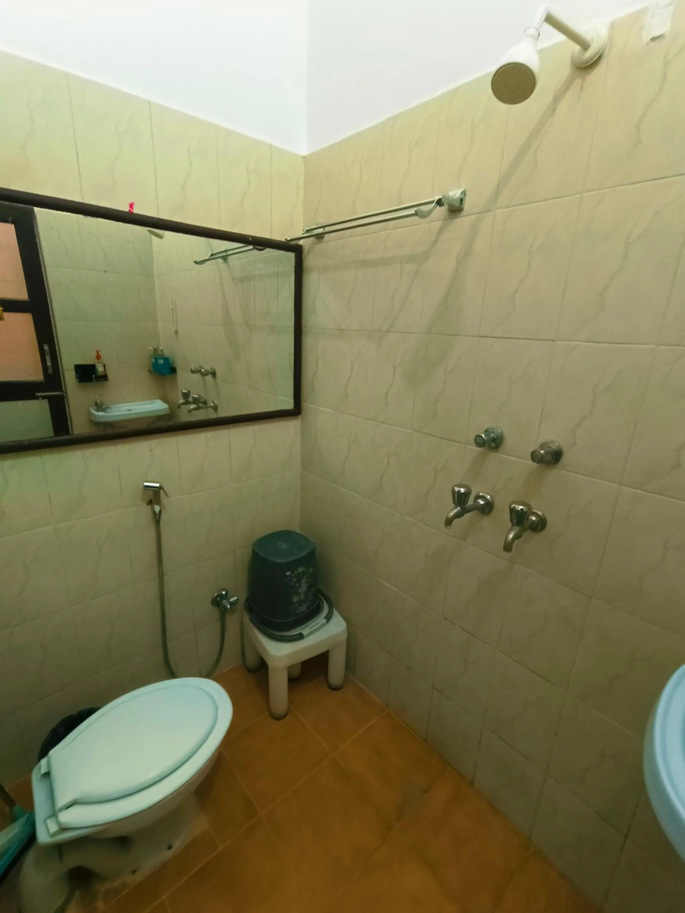 Shower in Baba Guest House