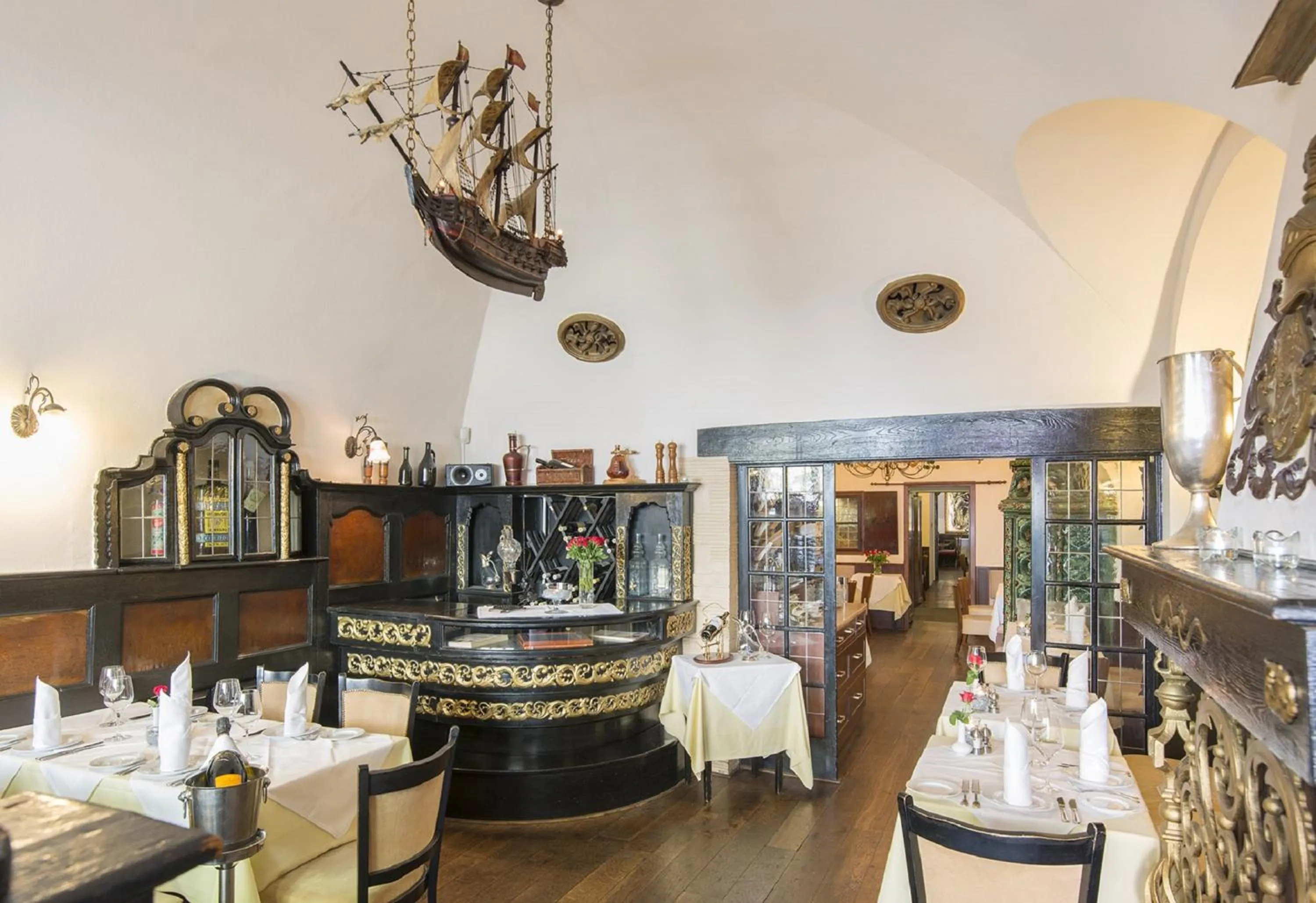 Restaurant/places to eat in Hotel Embassy