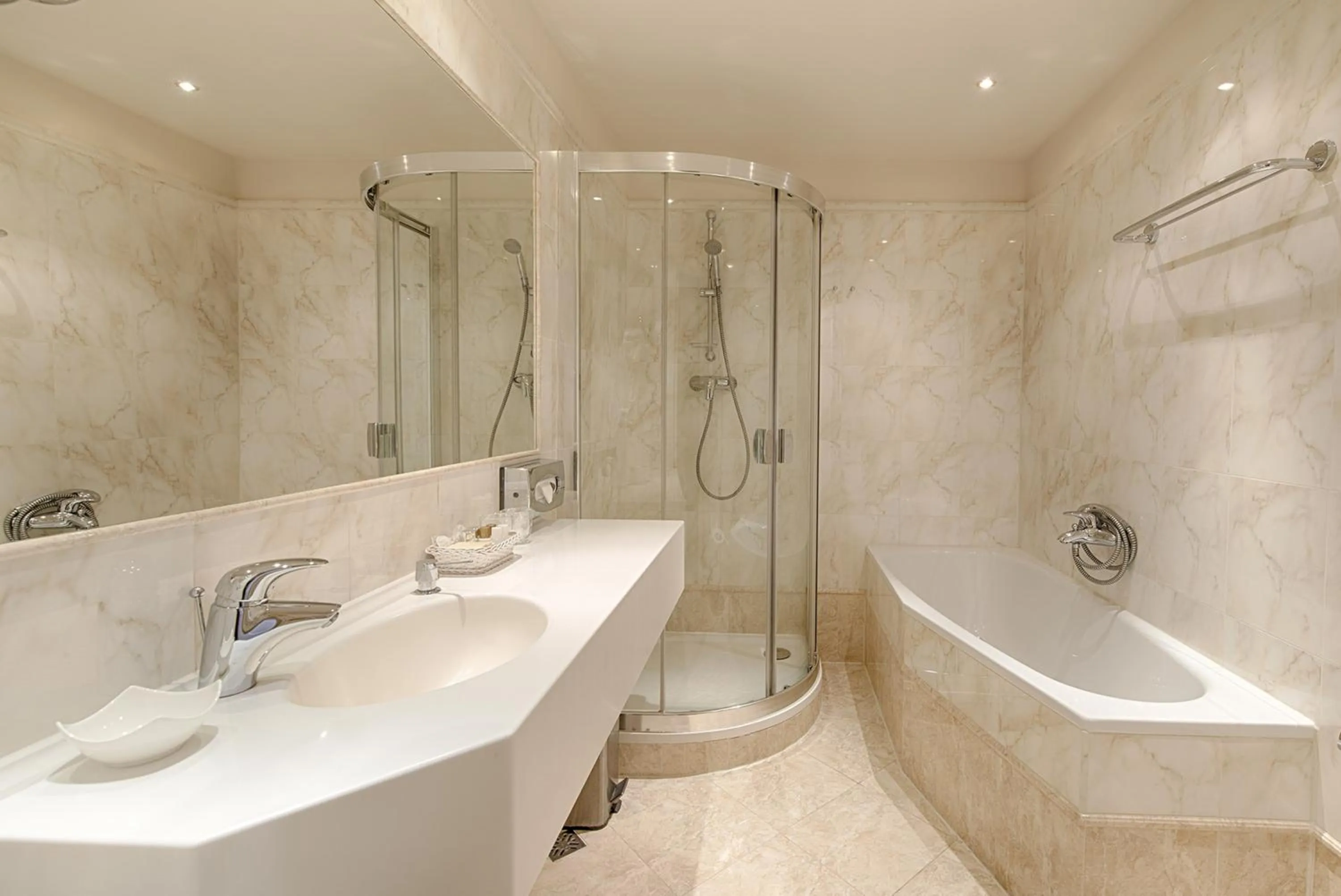 Shower in Hotel Embassy