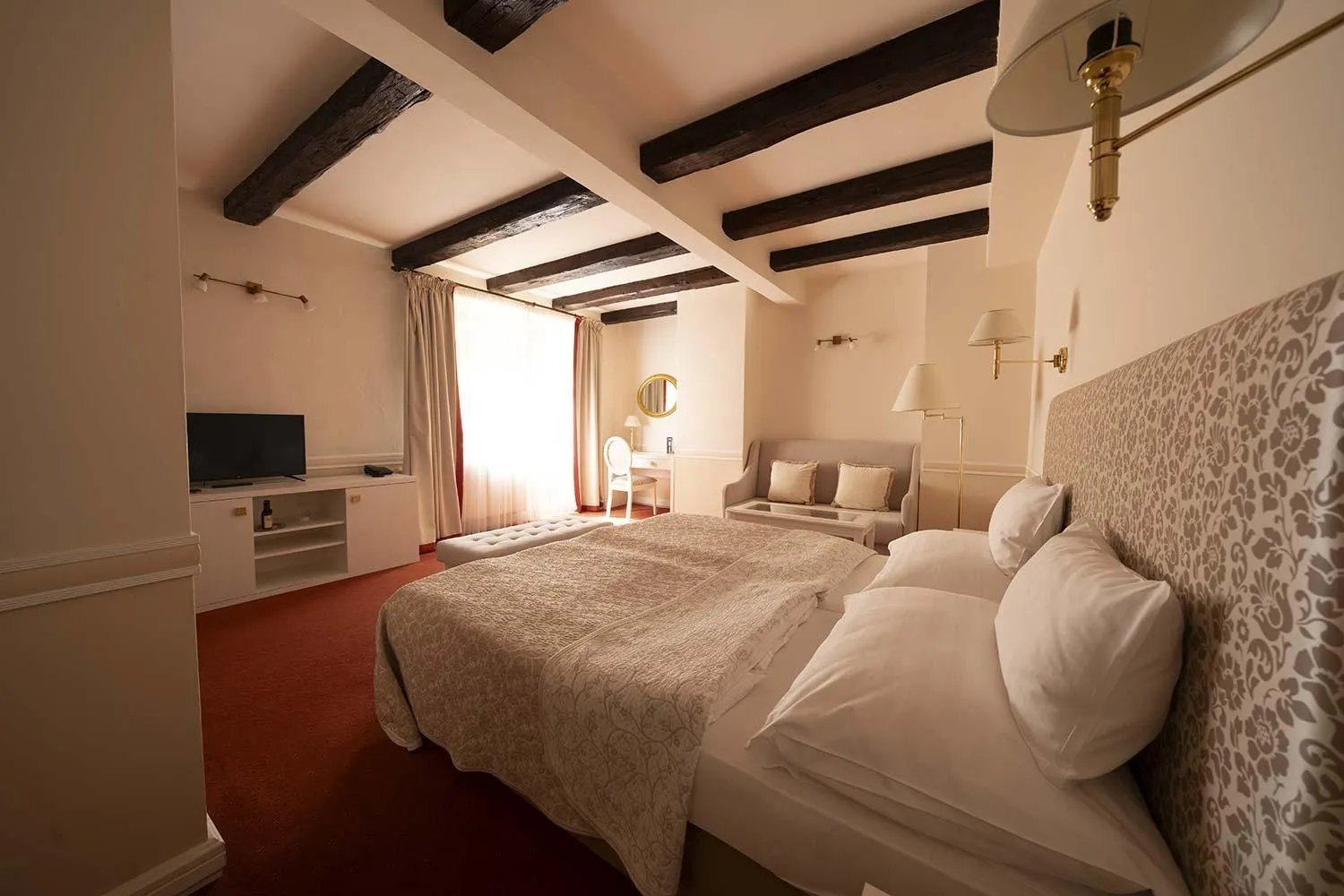 Bathroom, Bed in Hotel Embassy