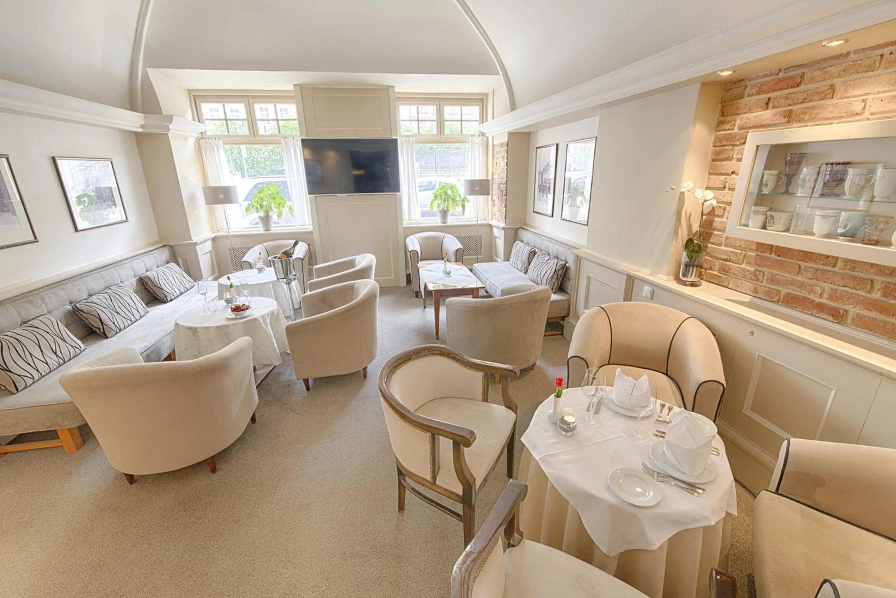 Restaurant/places to eat in Hotel Embassy