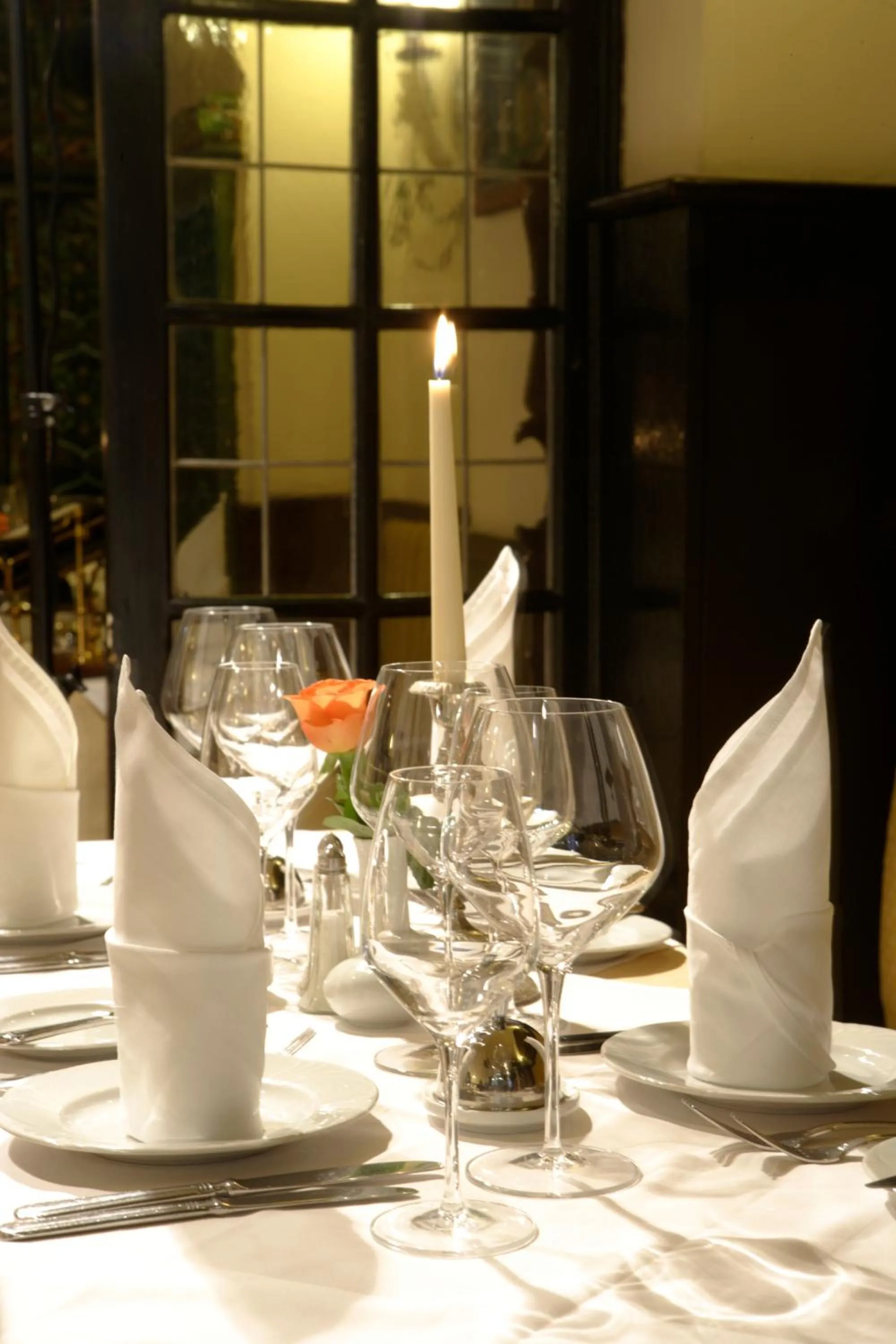 Restaurant/places to eat in Hotel Embassy