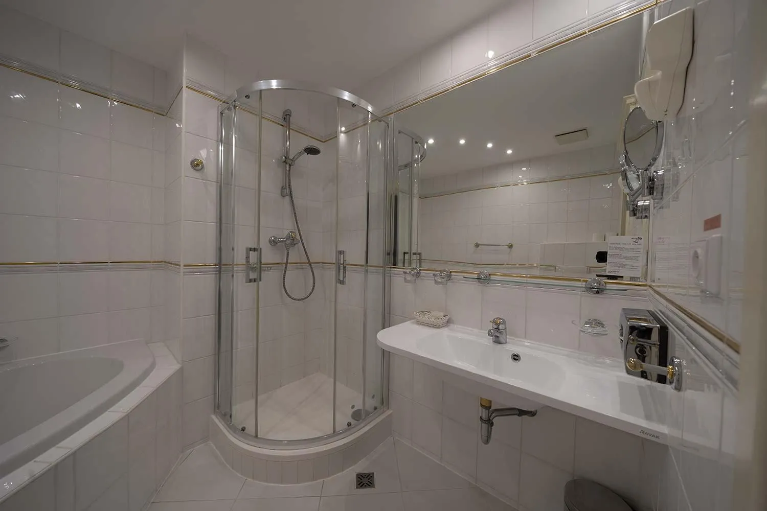 Bathroom in Hotel Embassy