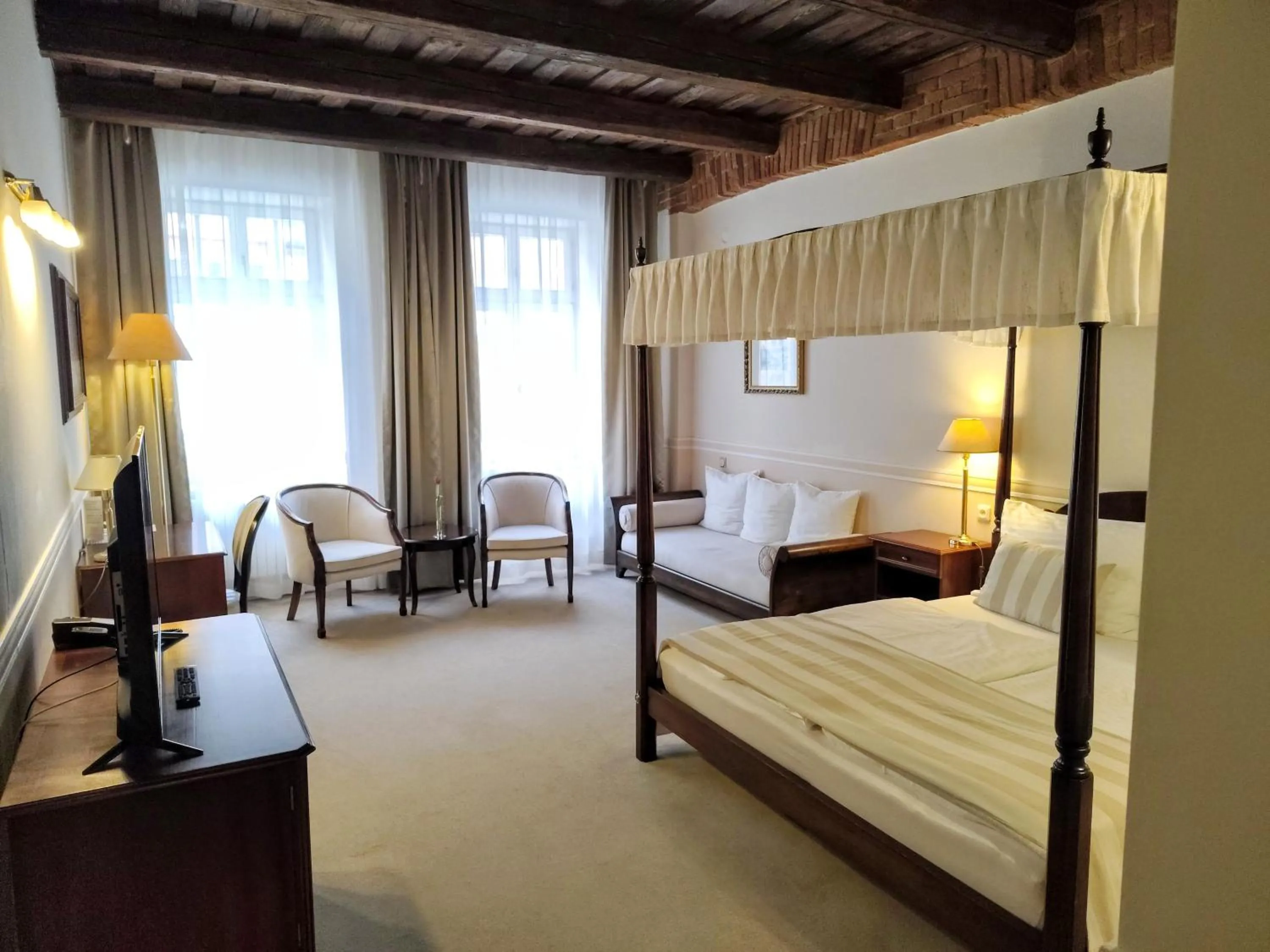 Bedroom, Bed in Hotel Embassy