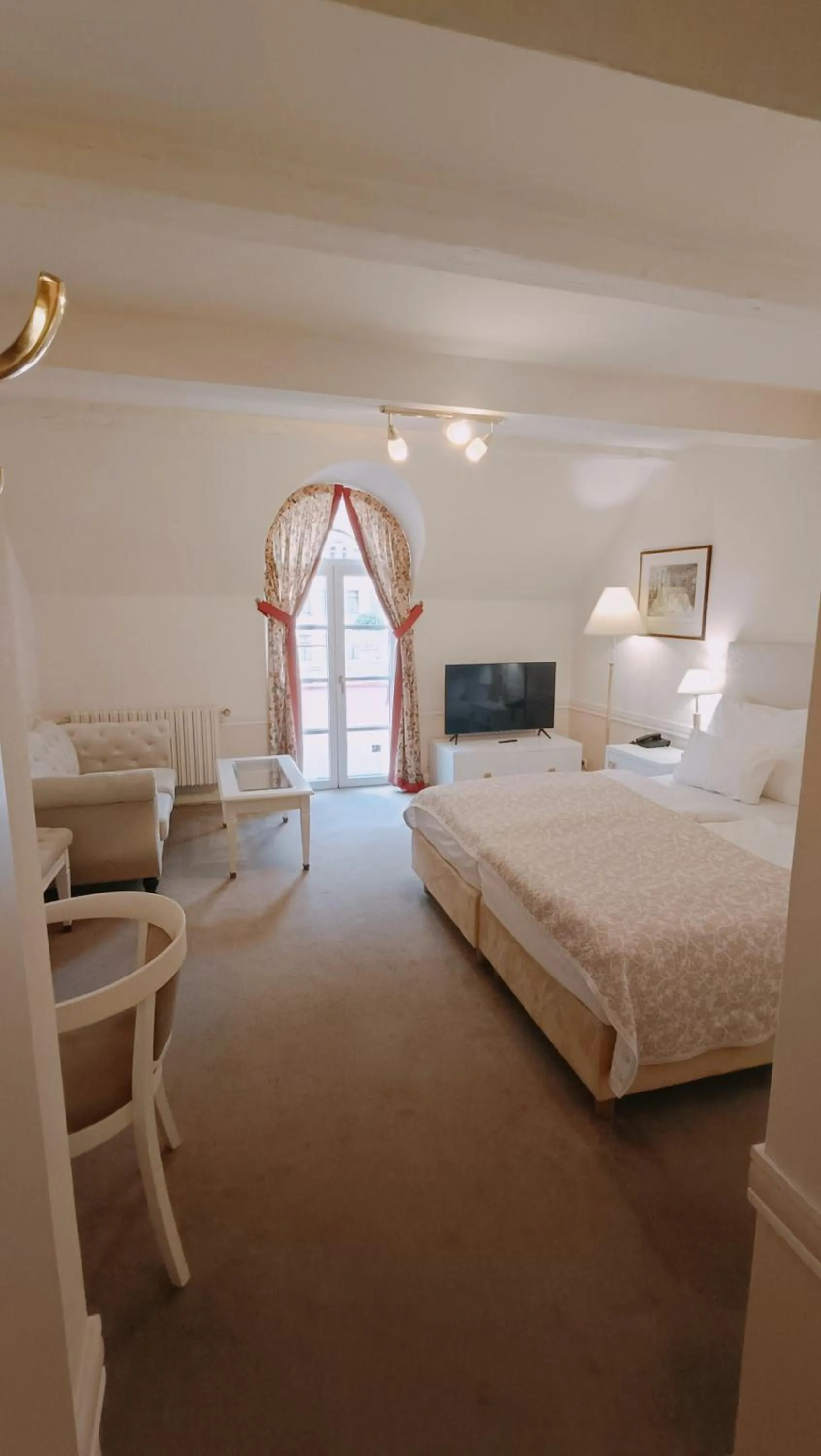 Photo of the whole room, Bed in Hotel Embassy