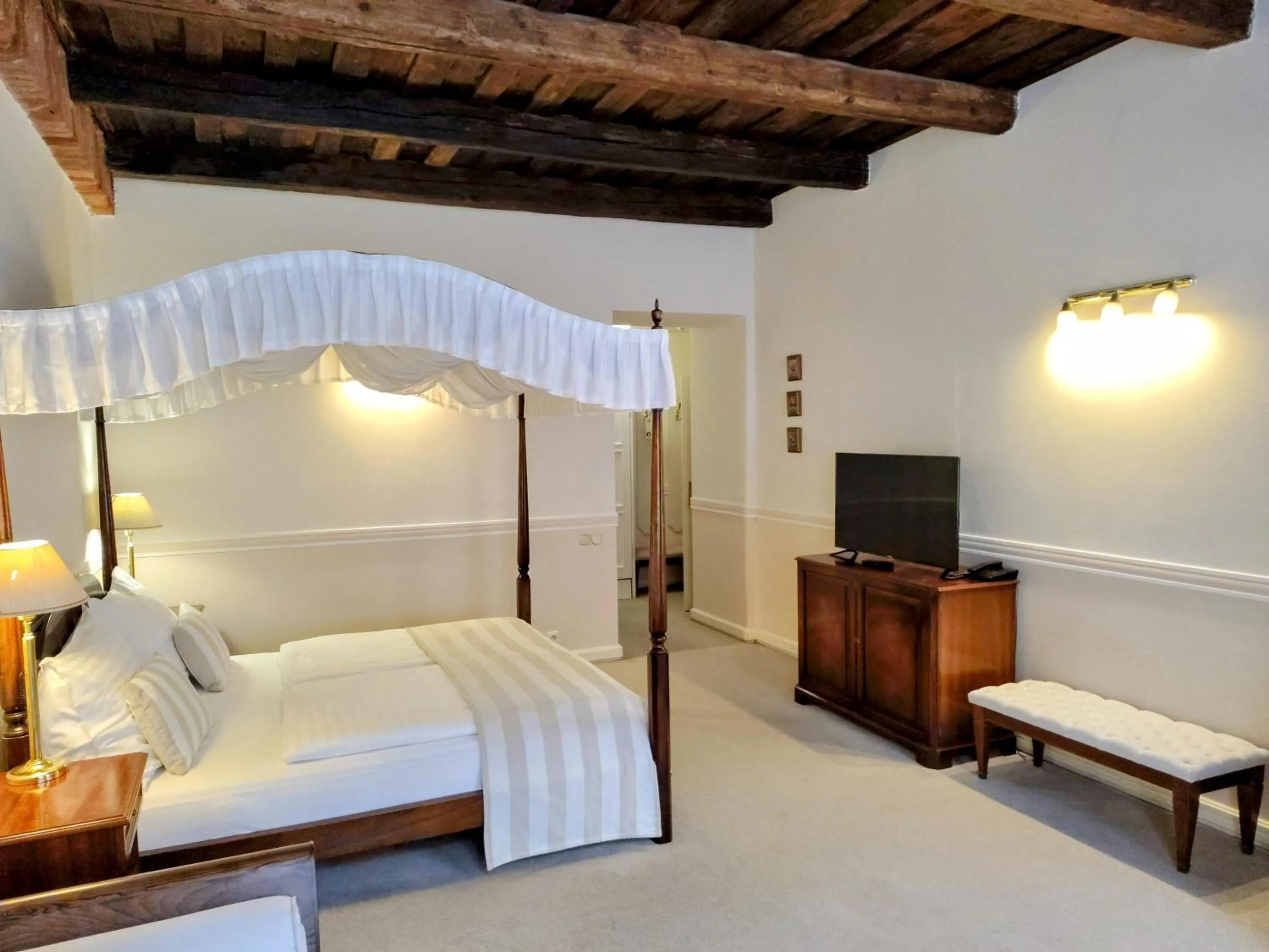 Bedroom, Bed in Hotel Embassy