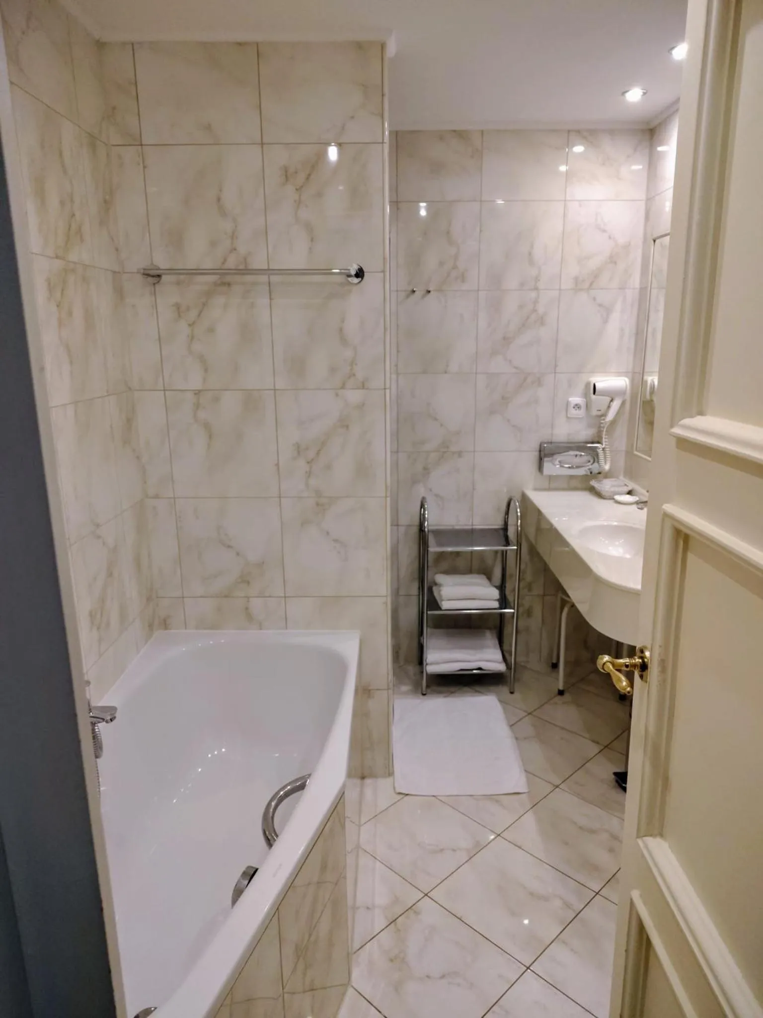 Bathroom in Hotel Embassy