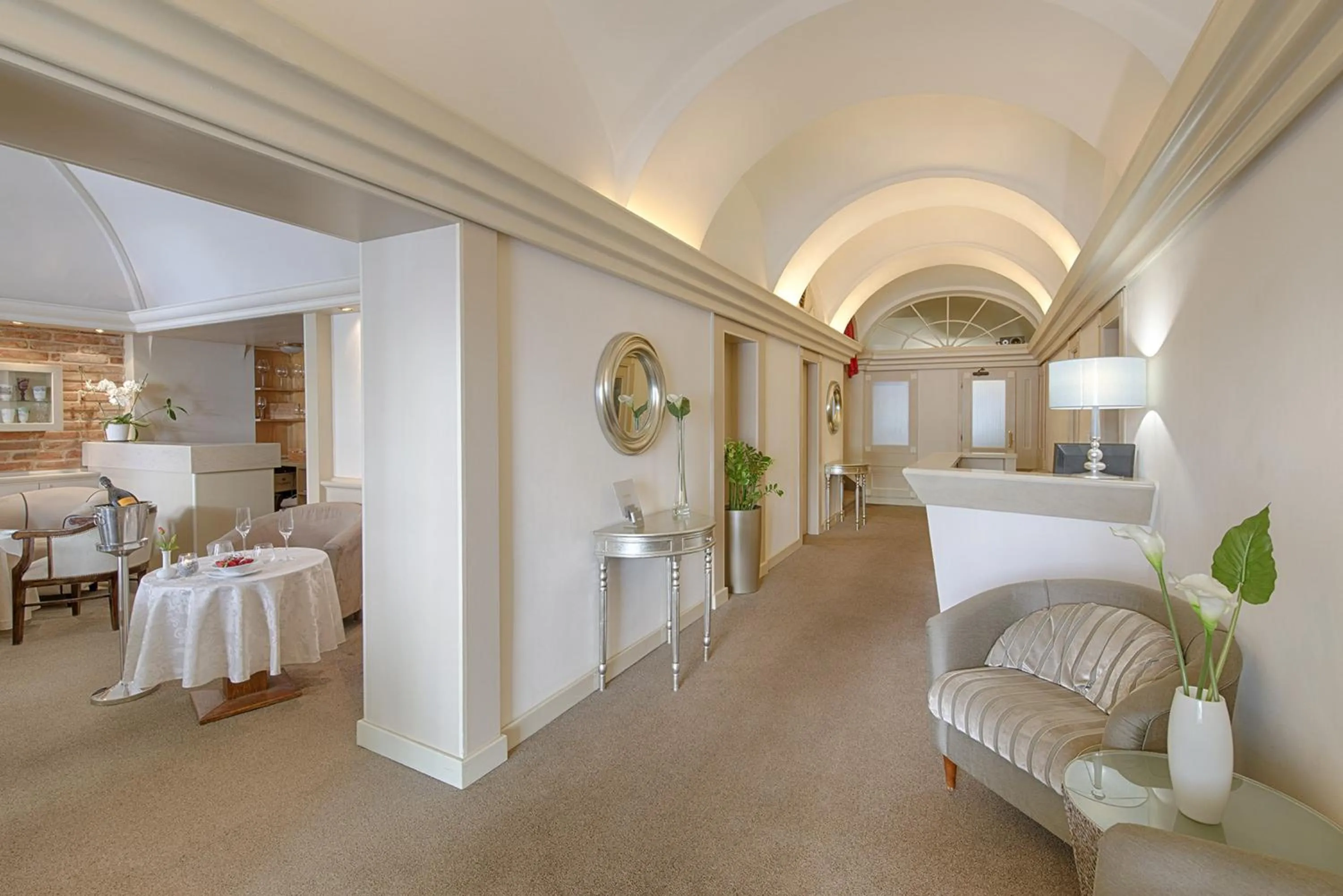 Lobby or reception, Bed in Hotel Embassy