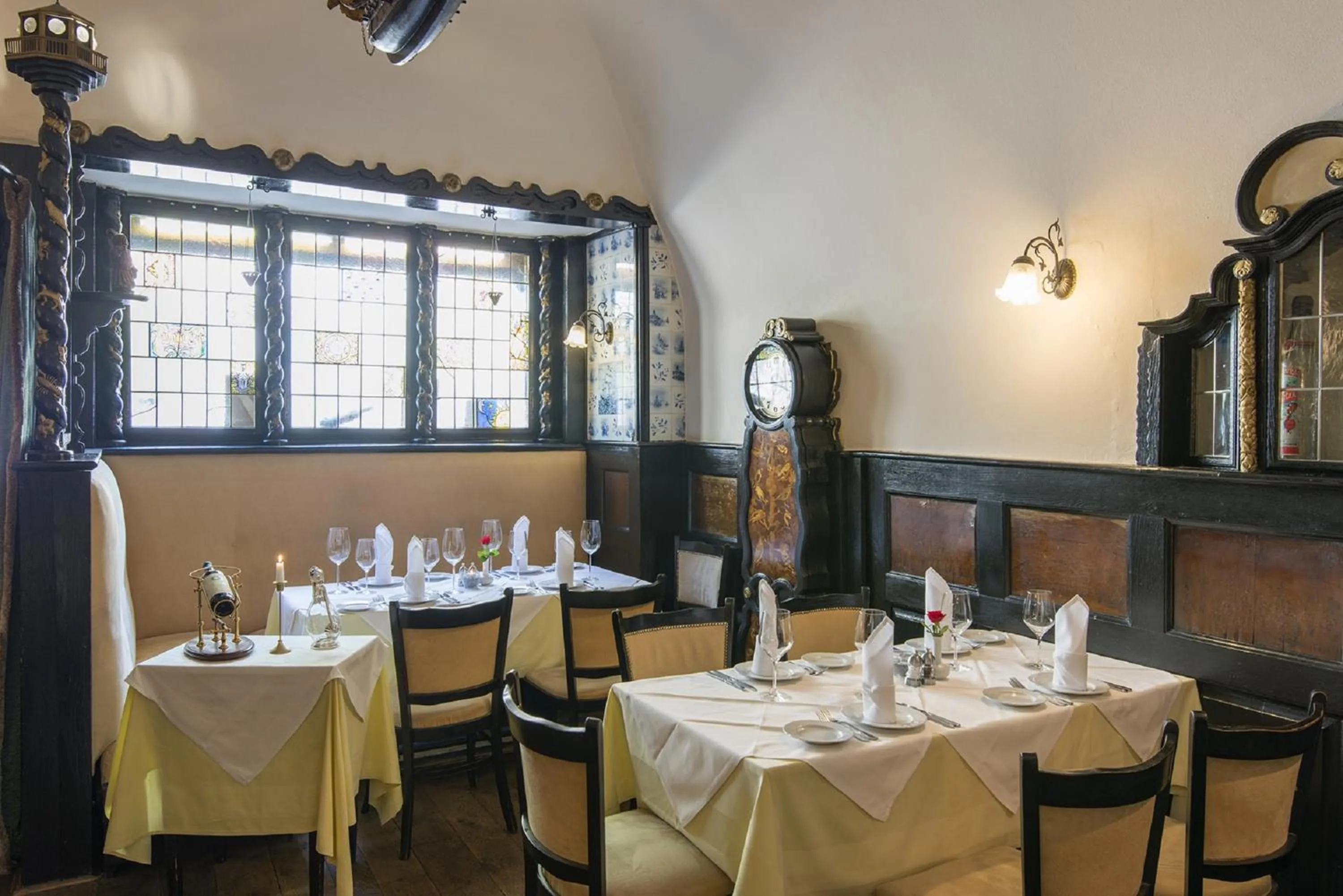 Restaurant/places to eat in Hotel Embassy