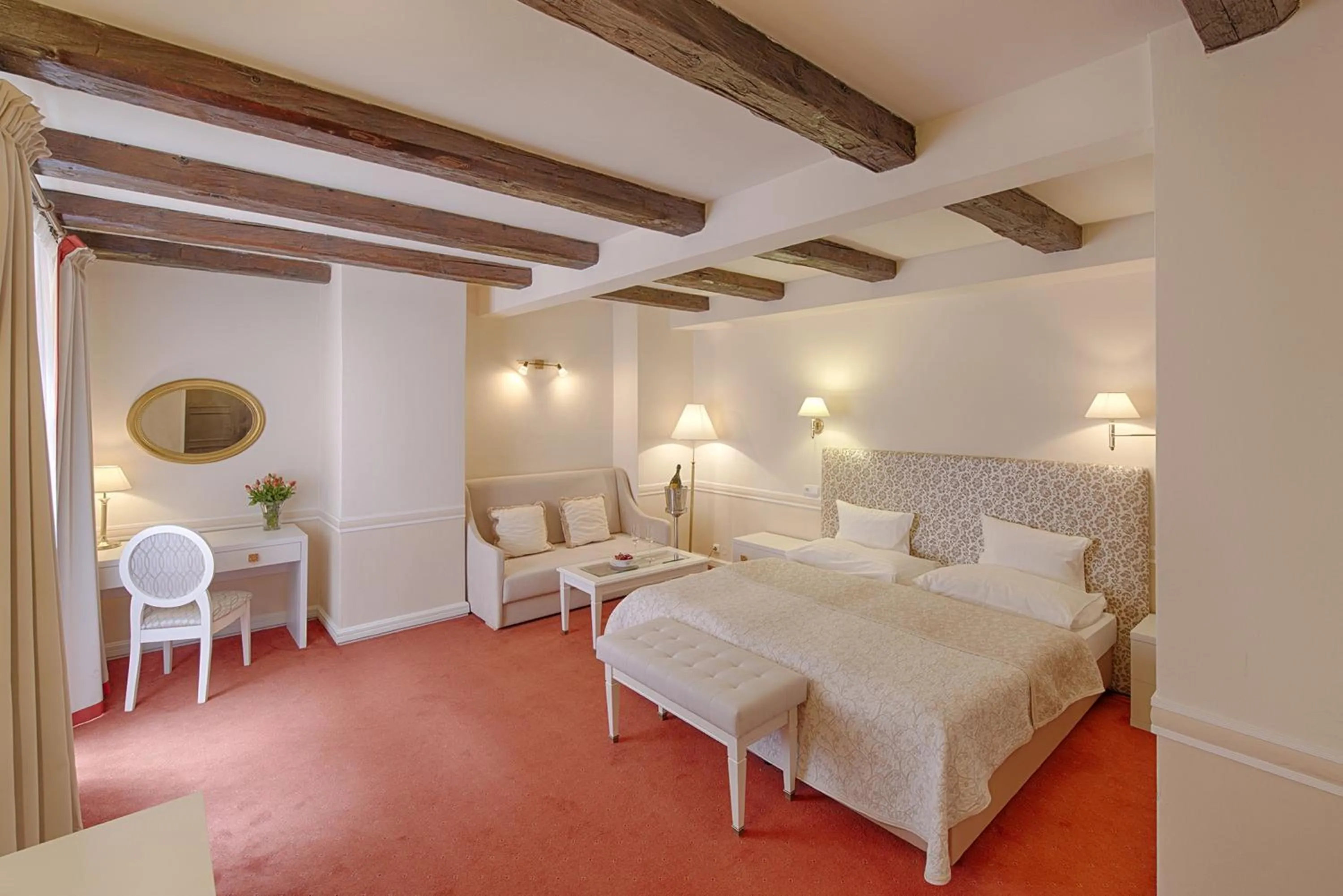 Photo of the whole room, Bed in Hotel Embassy