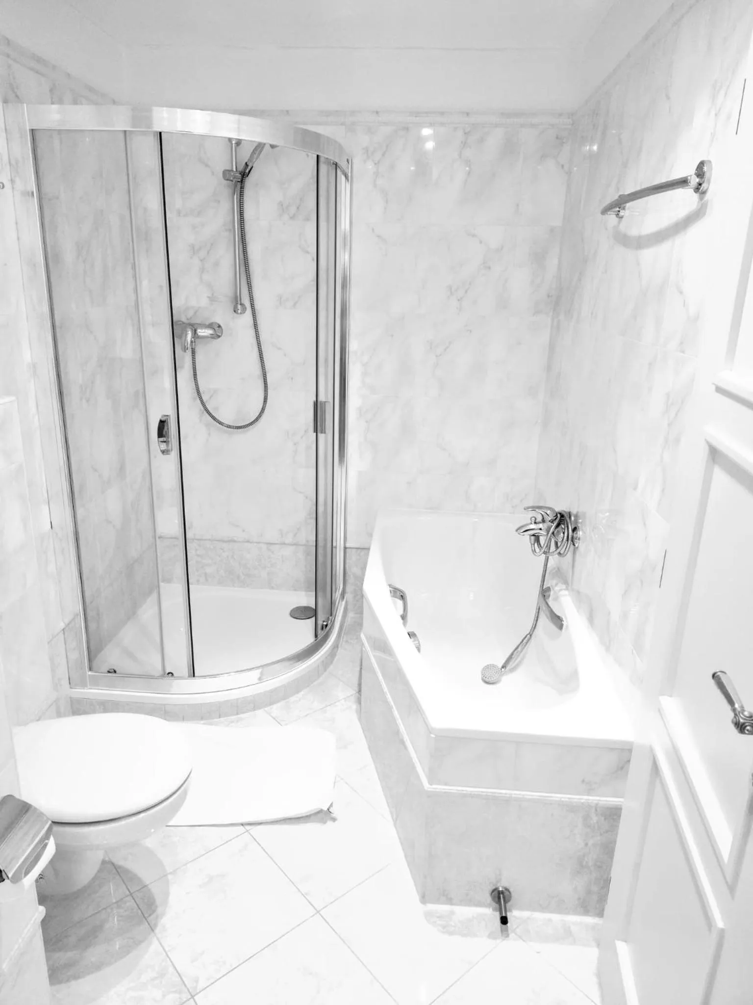 Bathroom in Hotel Embassy