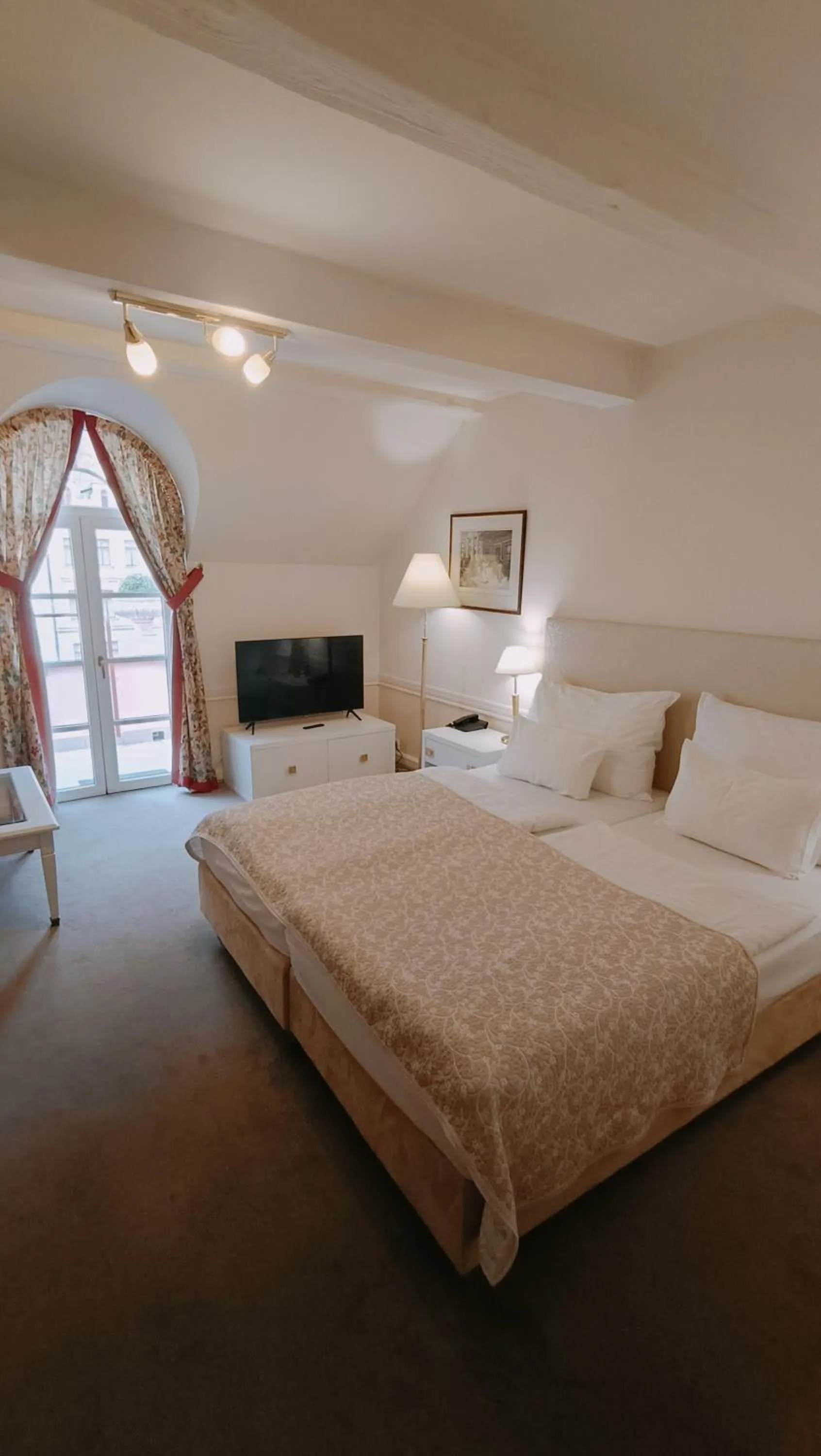 Photo of the whole room, Bed in Hotel Embassy