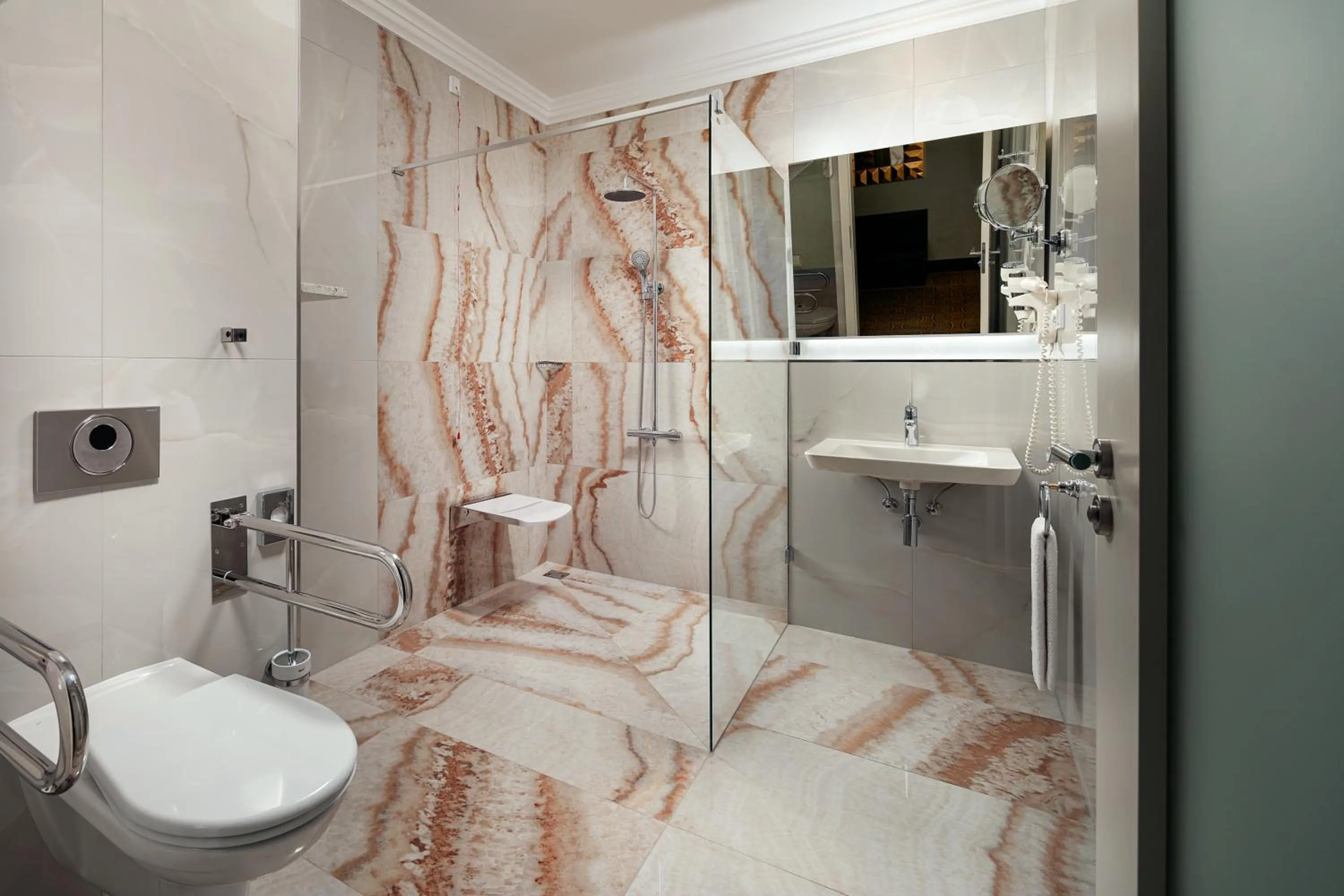 Facility for disabled guests in Art Deco Imperial Hotel