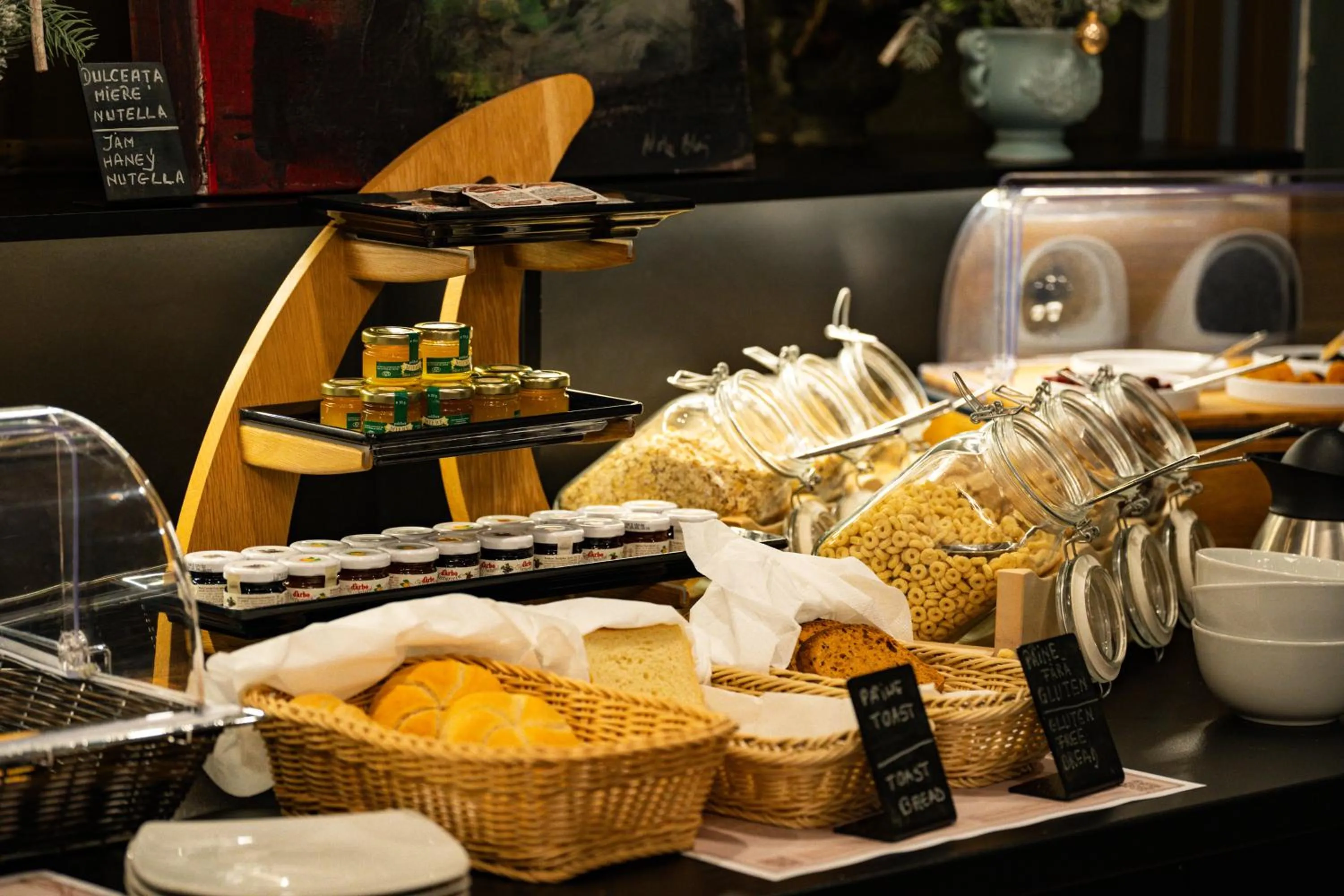 Restaurant/places to eat in ATLAS Hotel