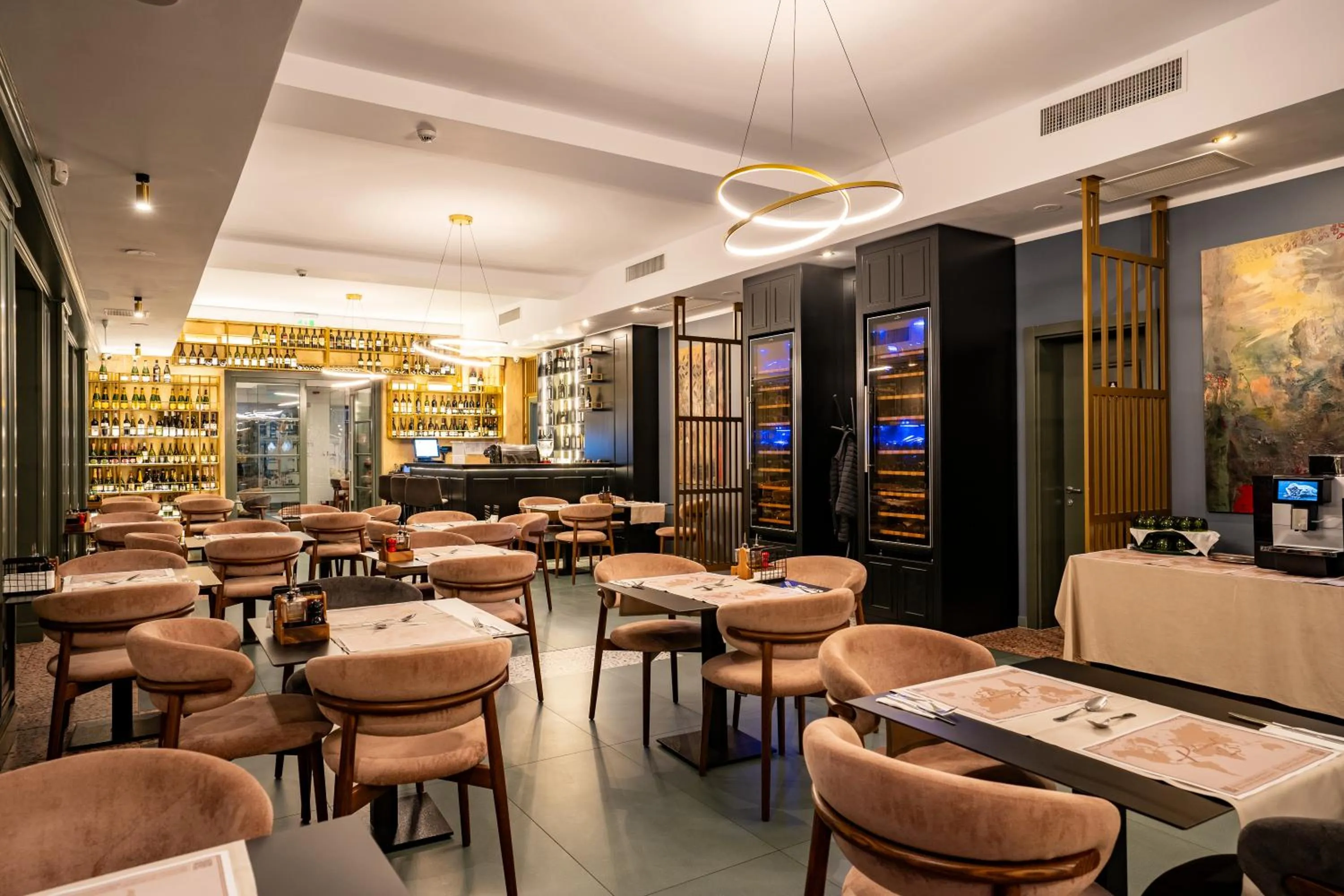 Restaurant/places to eat in ATLAS Hotel