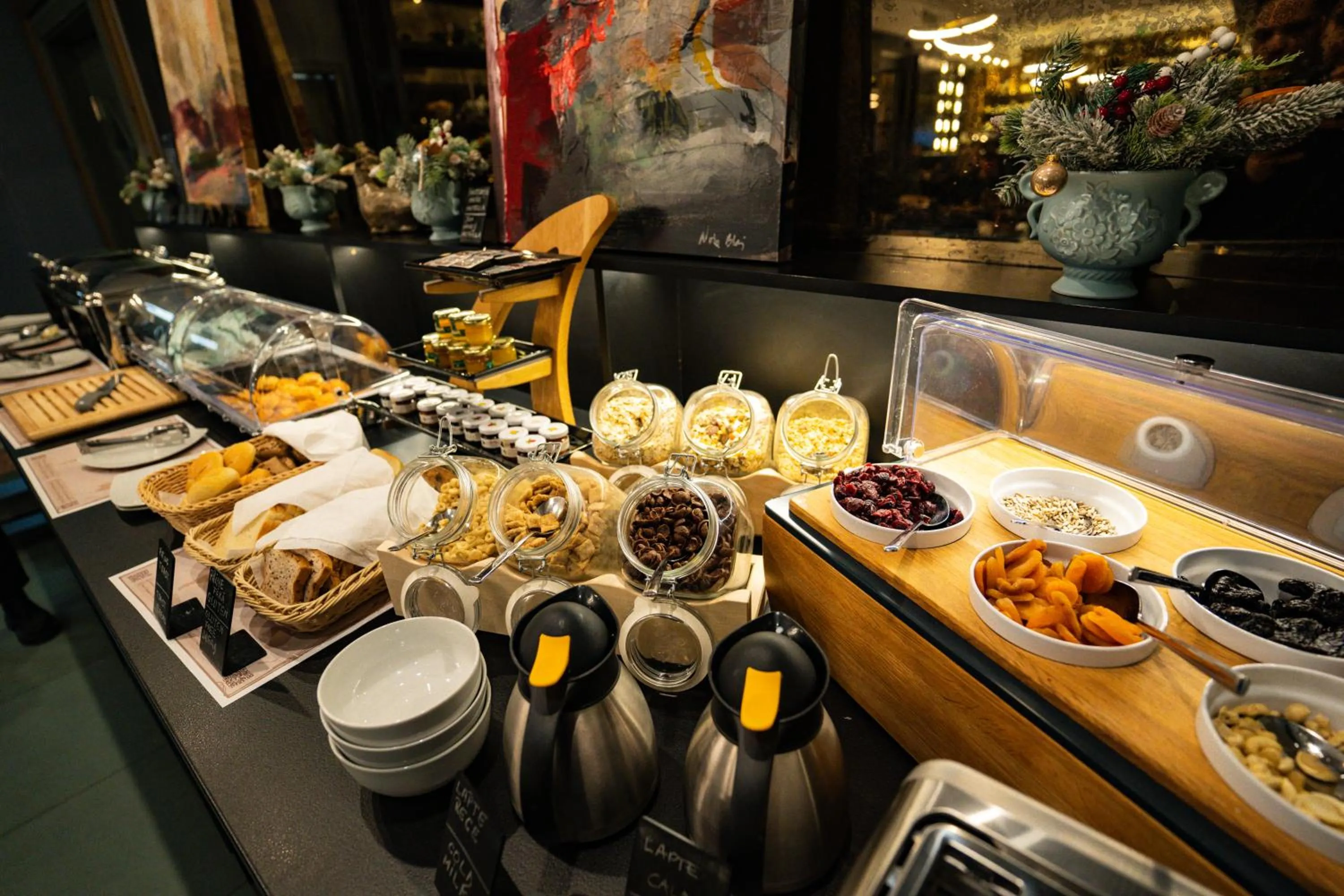 Restaurant/places to eat in ATLAS Hotel