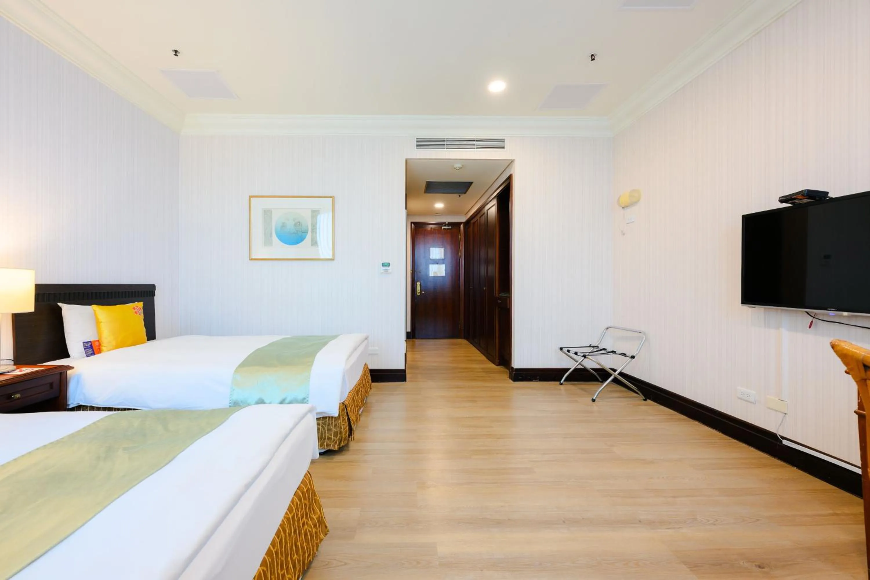Photo of the whole room, Bed in Wei-Yat Grand Hotel