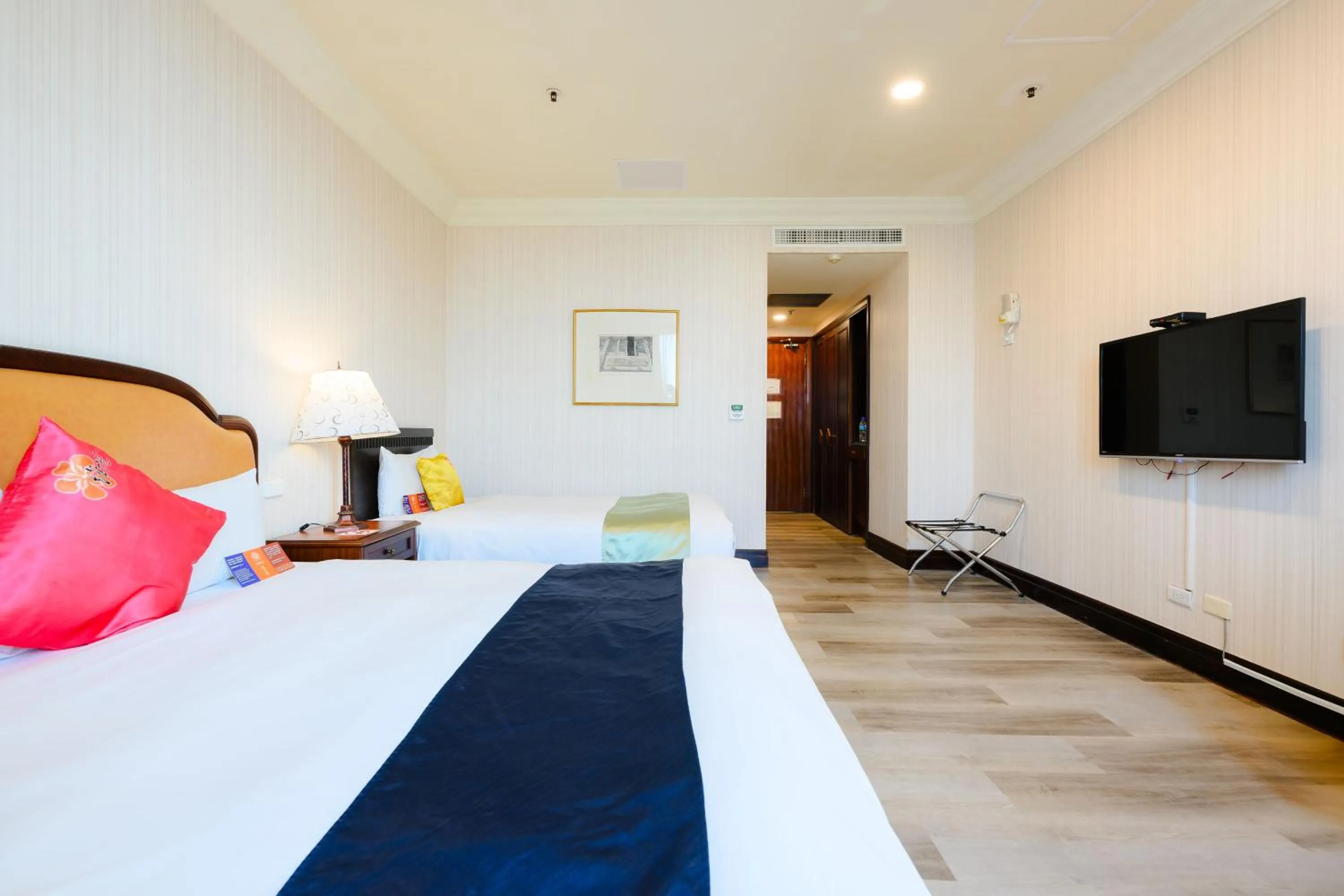 Photo of the whole room, Bed in Wei-Yat Grand Hotel