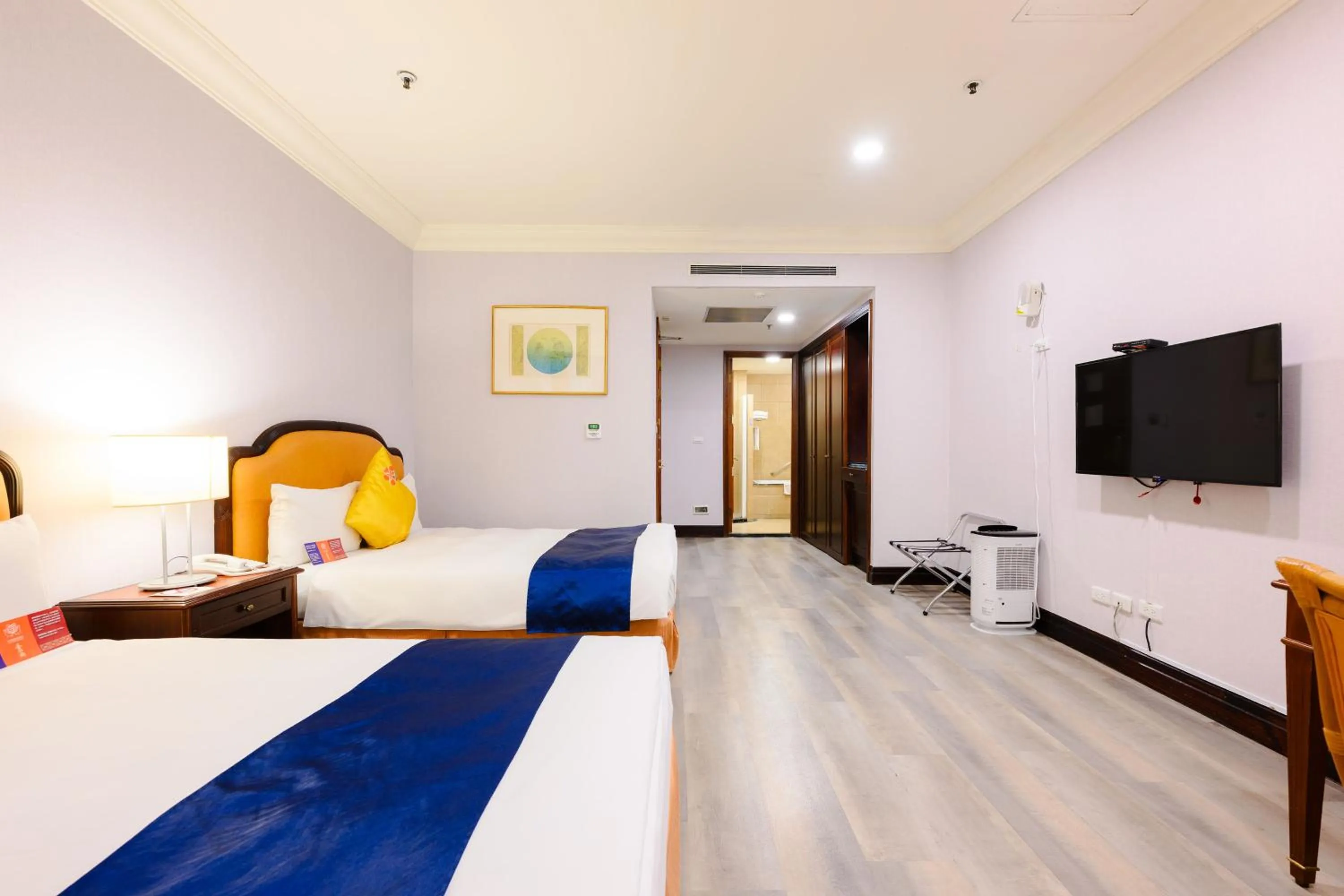 Photo of the whole room, Bed in Wei-Yat Grand Hotel