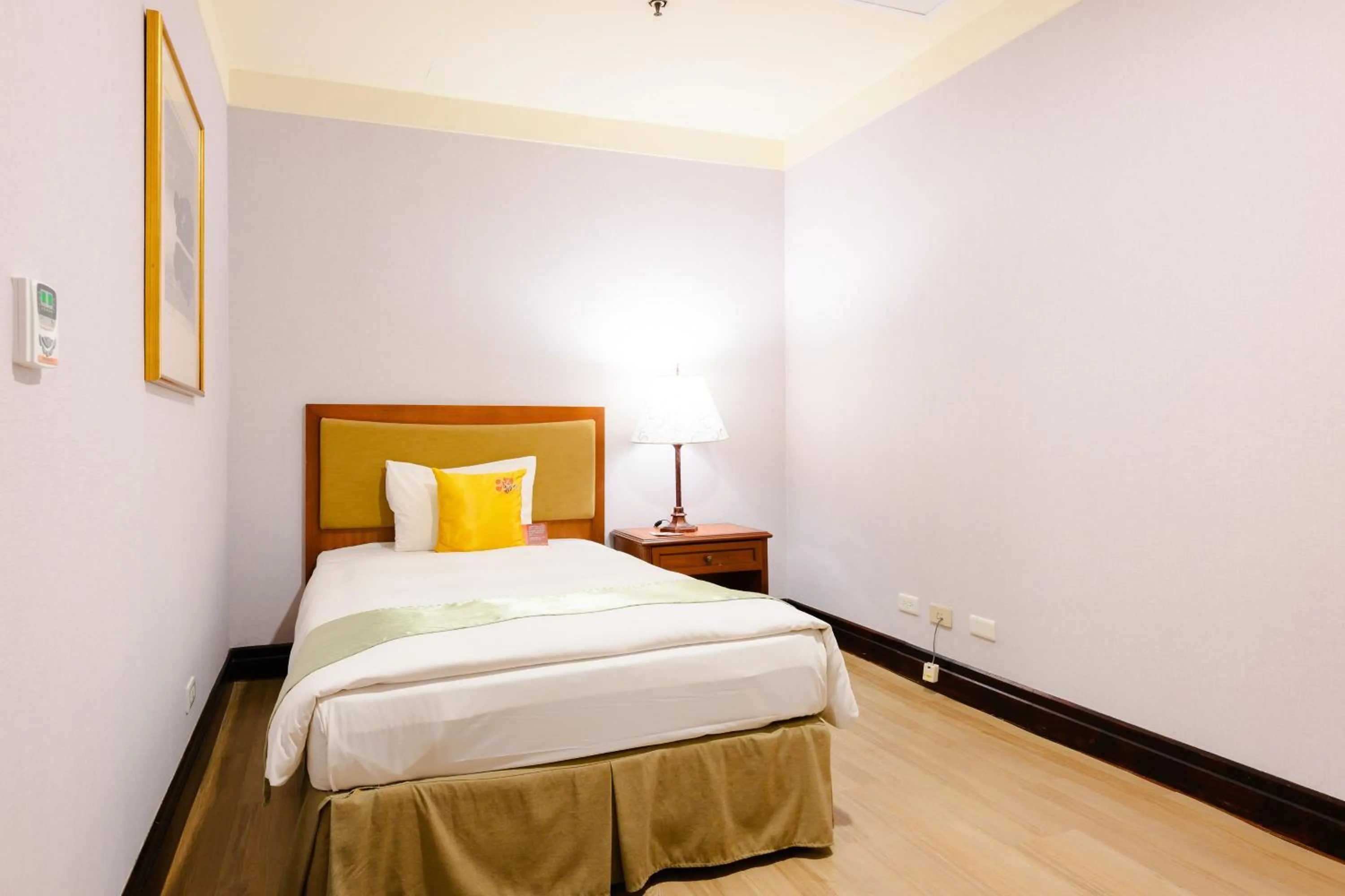 Photo of the whole room, Bed in Wei-Yat Grand Hotel