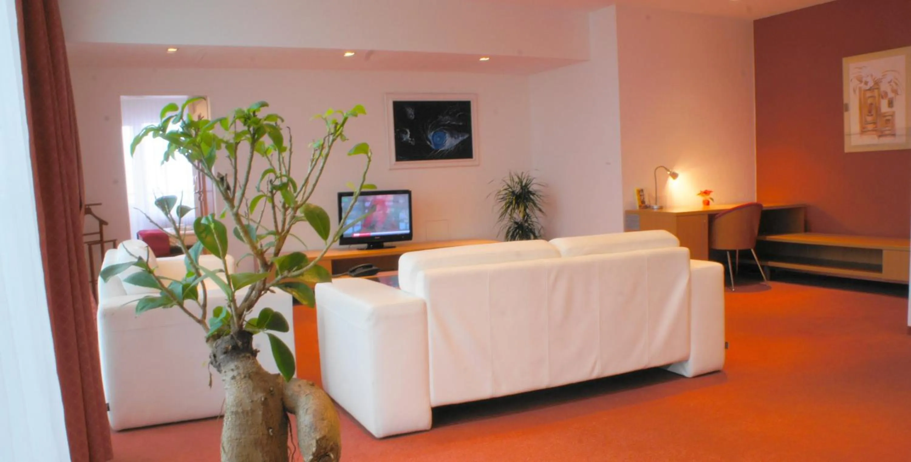 Living room, Bed in Avanti Hotel