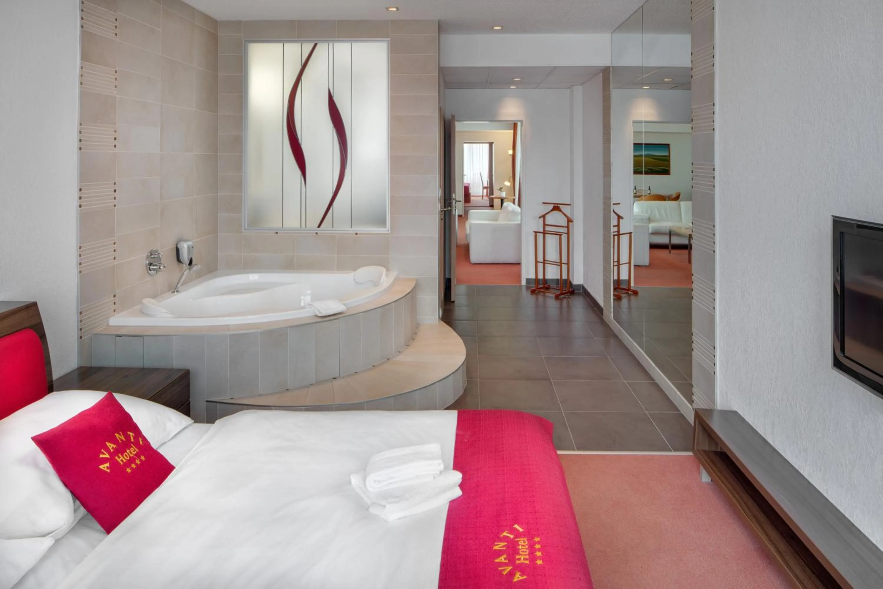 Bathroom, Bed in Avanti Hotel