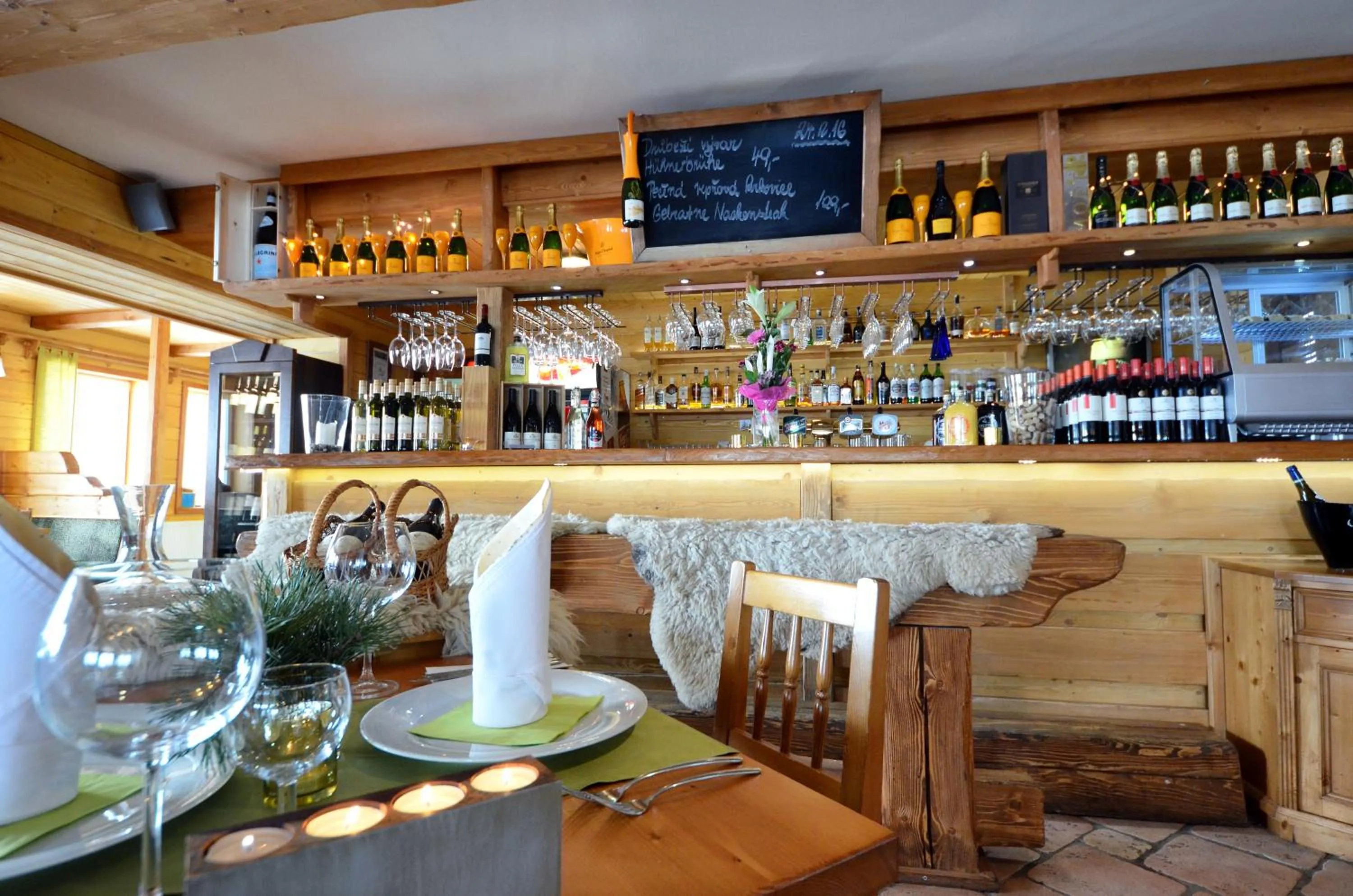 Restaurant/places to eat in Hotel Olympie