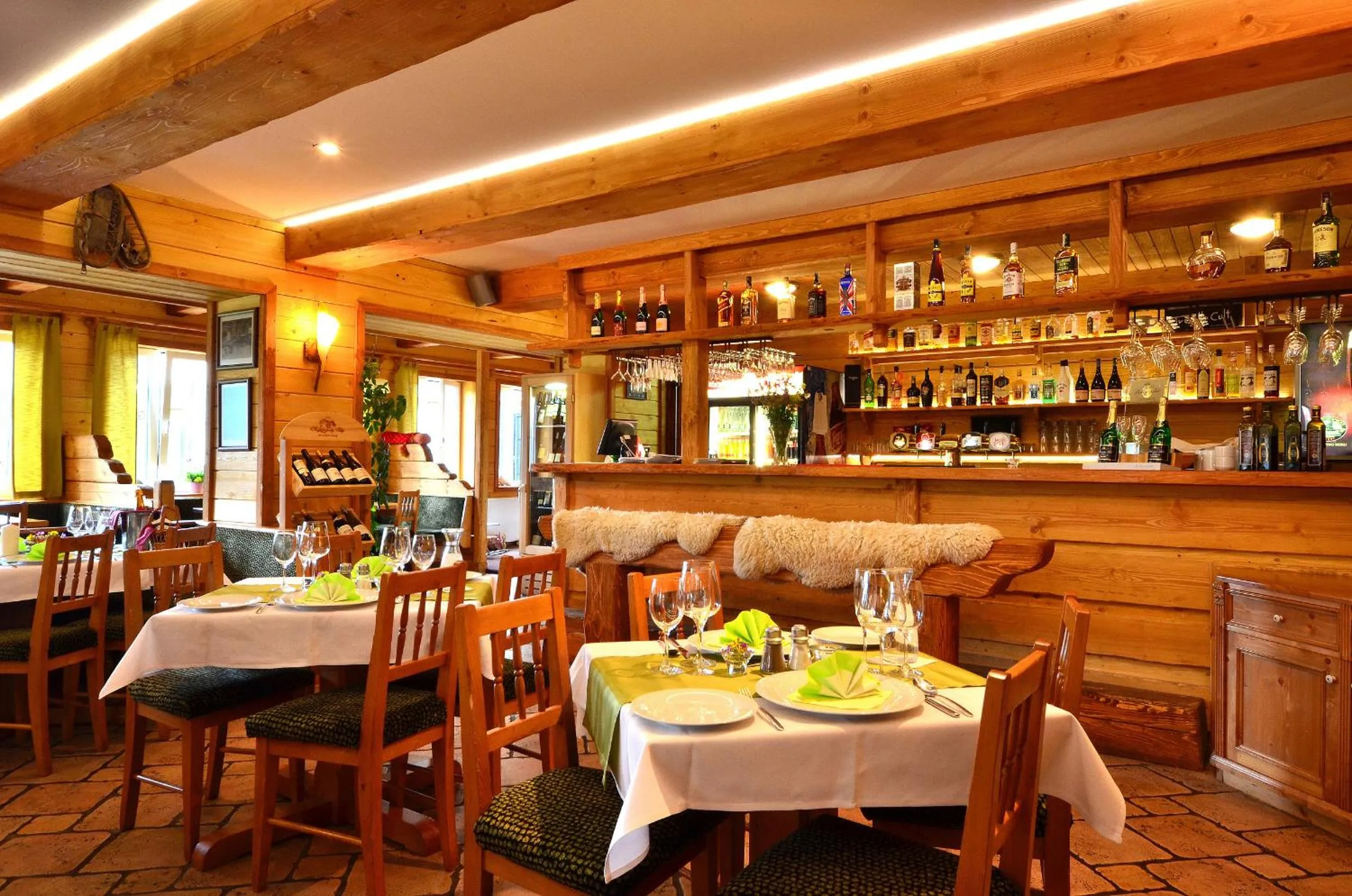 Restaurant/places to eat in Hotel Olympie
