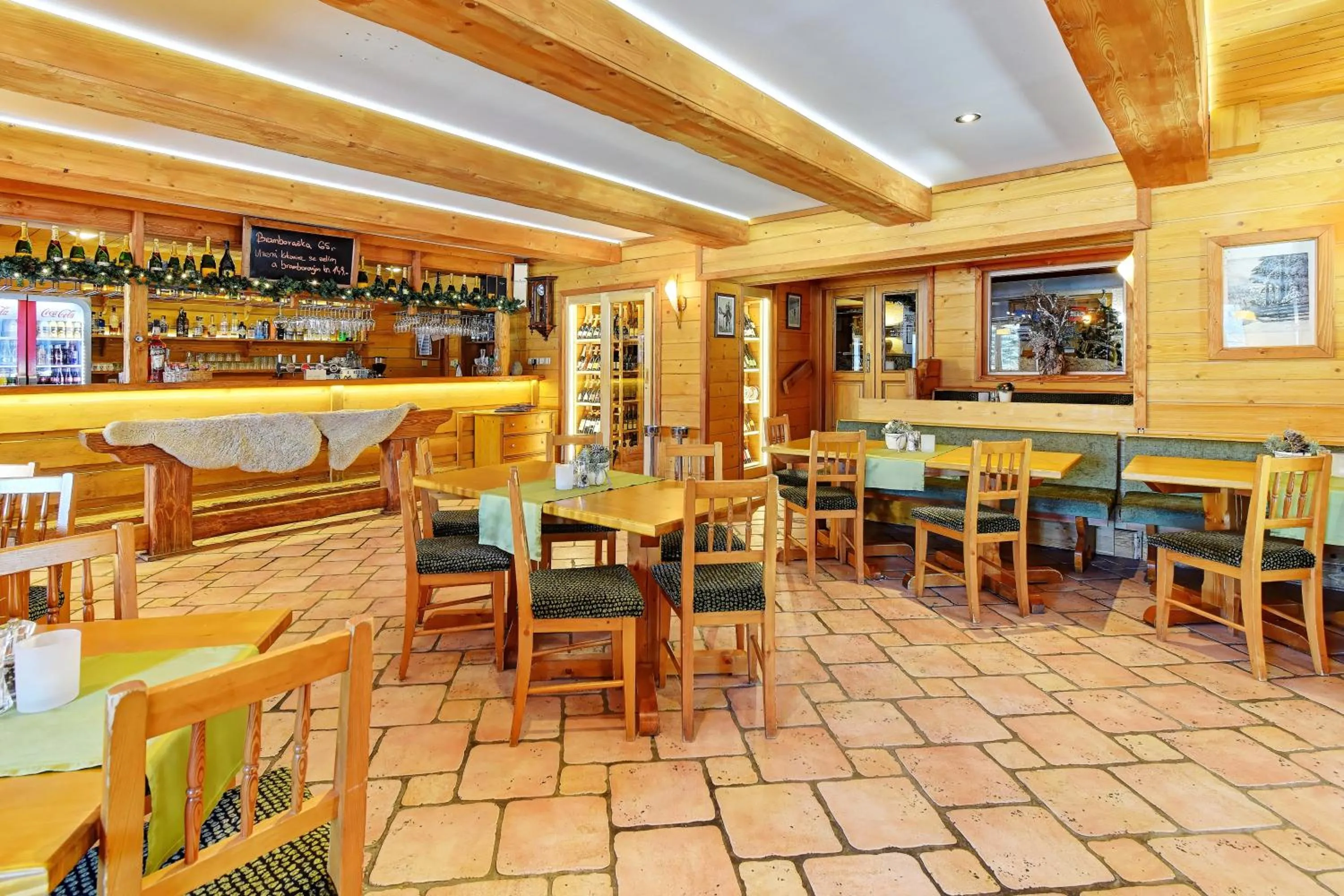 Restaurant/places to eat in Hotel Olympie