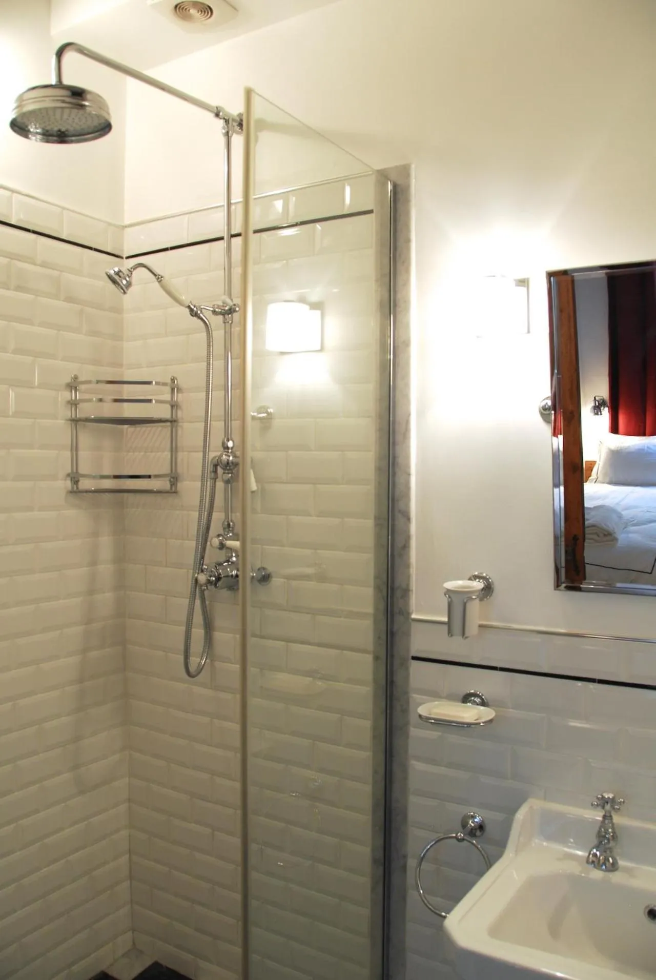 FULLY RENOVATED very quiet charming 2bed/2bath flat in the Marais sleeps up to 4