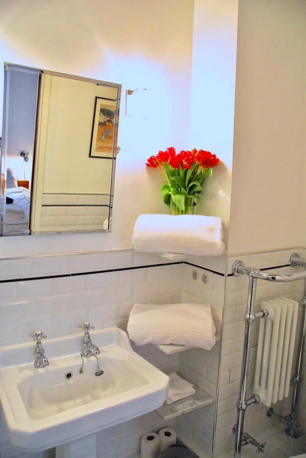 FULLY RENOVATED very quiet charming 2bed/2bath flat in the Marais sleeps up to 4