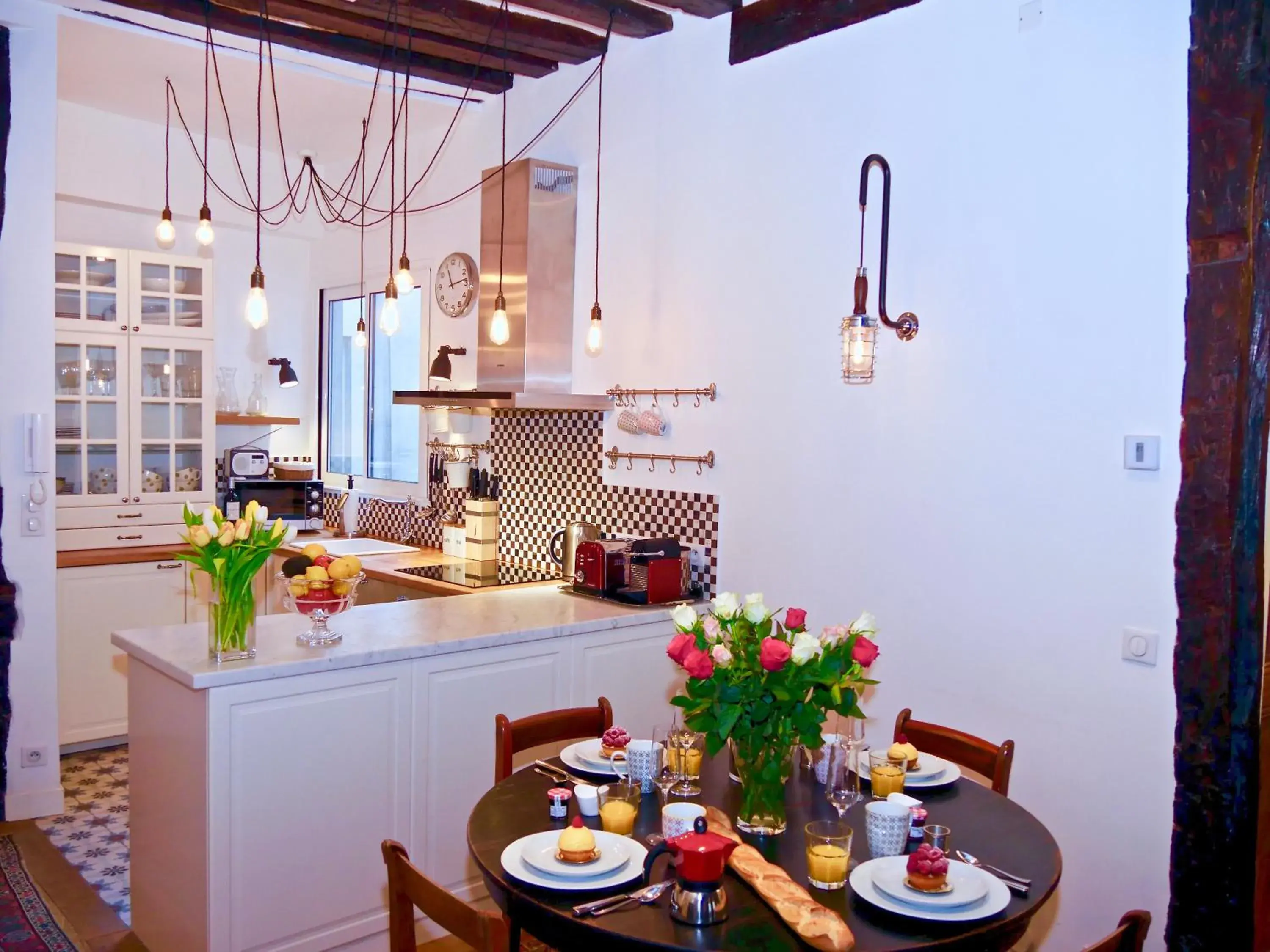 FULLY RENOVATED very quiet charming 2bed/2bath flat in the Marais sleeps up to 4 FULLY RENOVATED very quiet charming 2bed/2bath flat in the Marais sleeps up to 4
