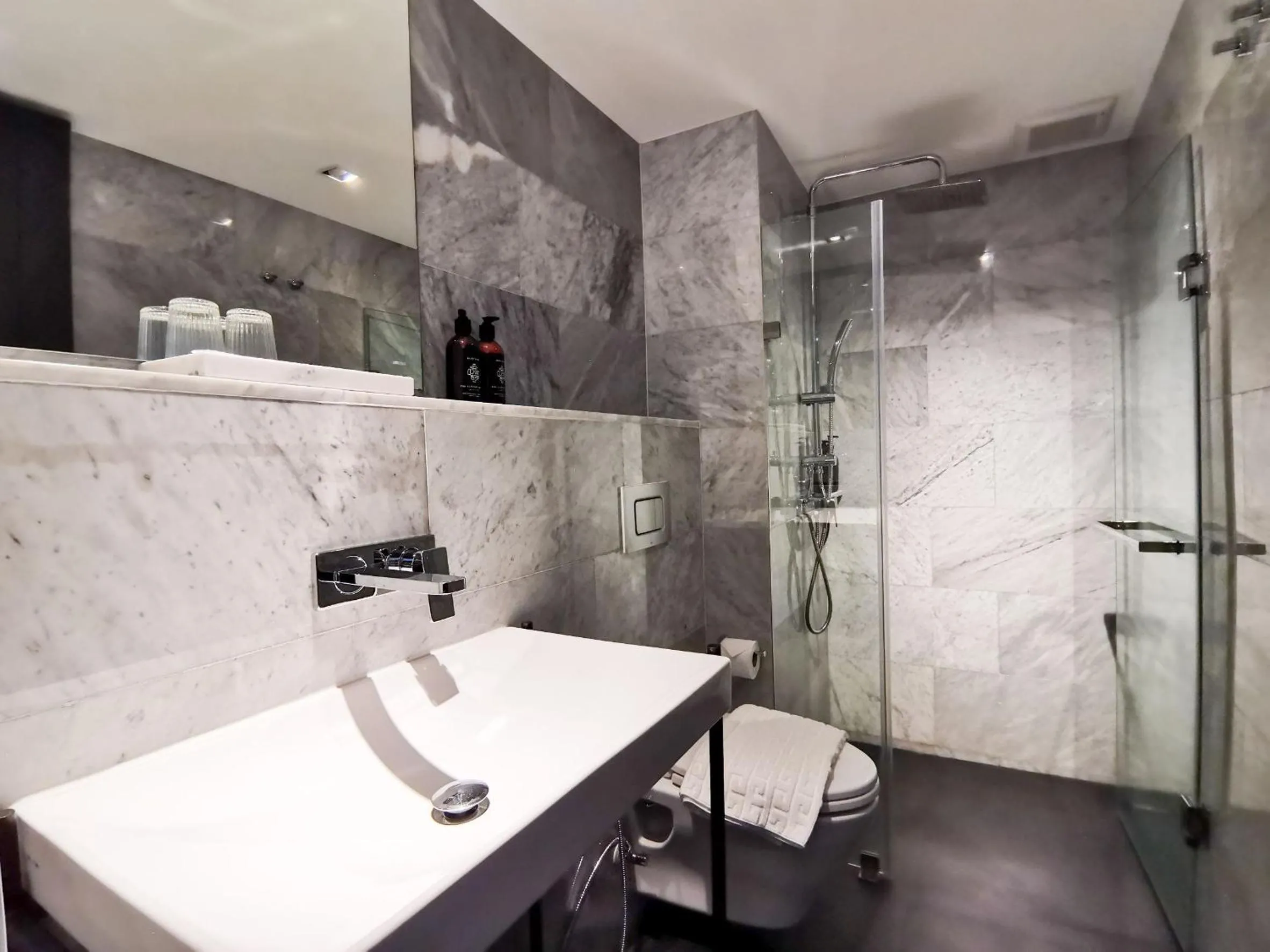 Bathroom in The Lantern Hatyai Hotel