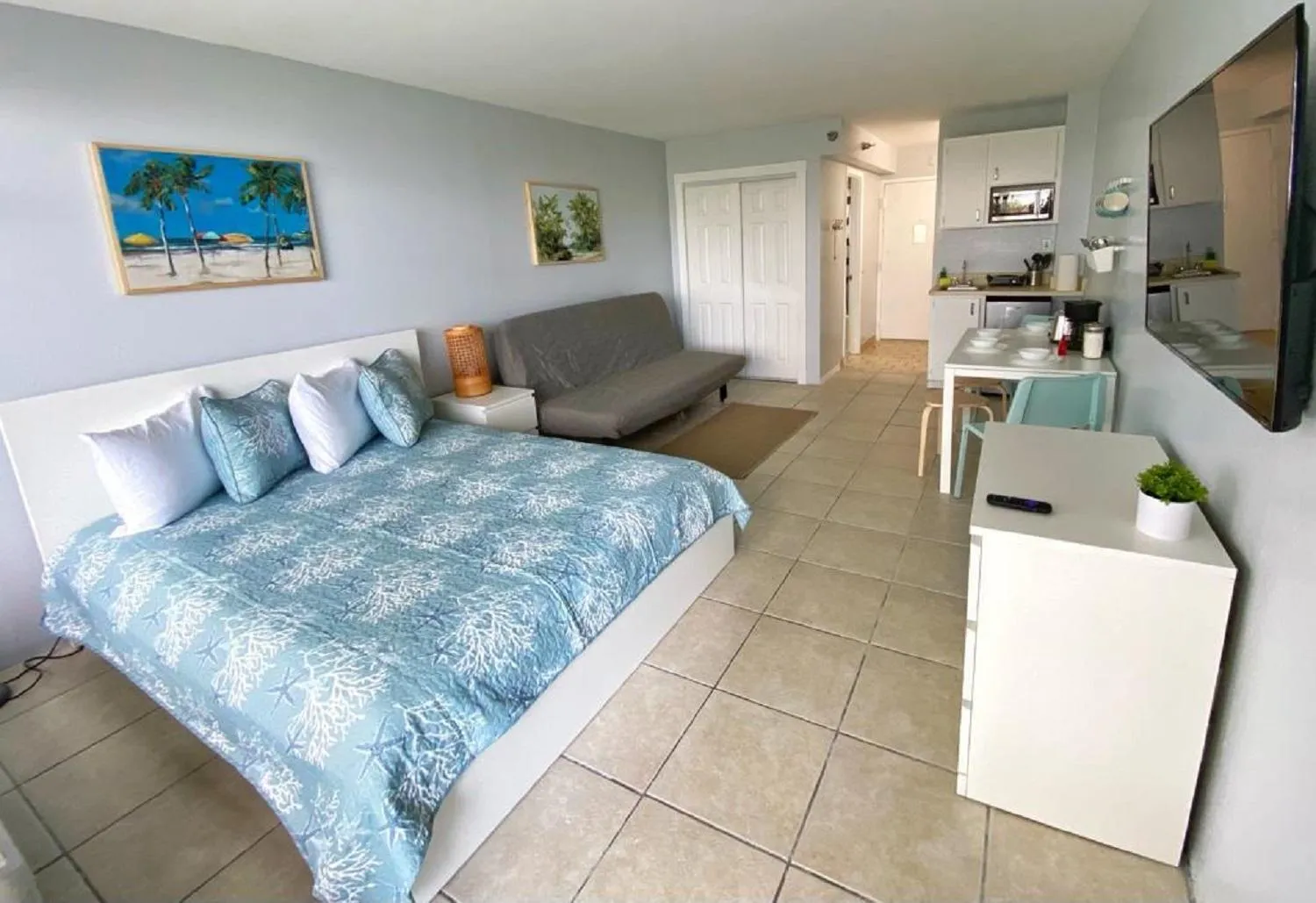 Bed in Castaways Resort Studios