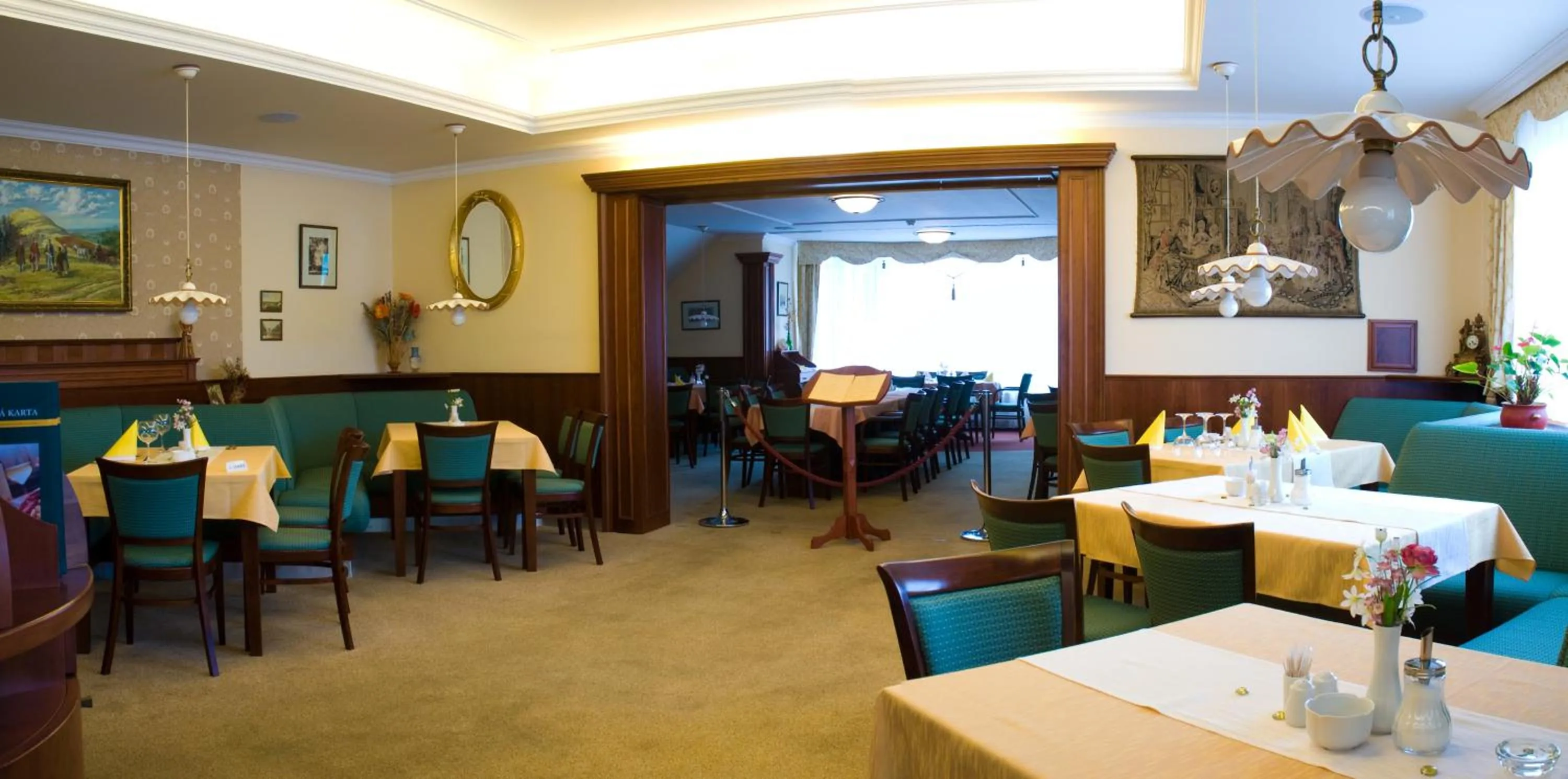 Restaurant/places to eat in Komorni Hurka