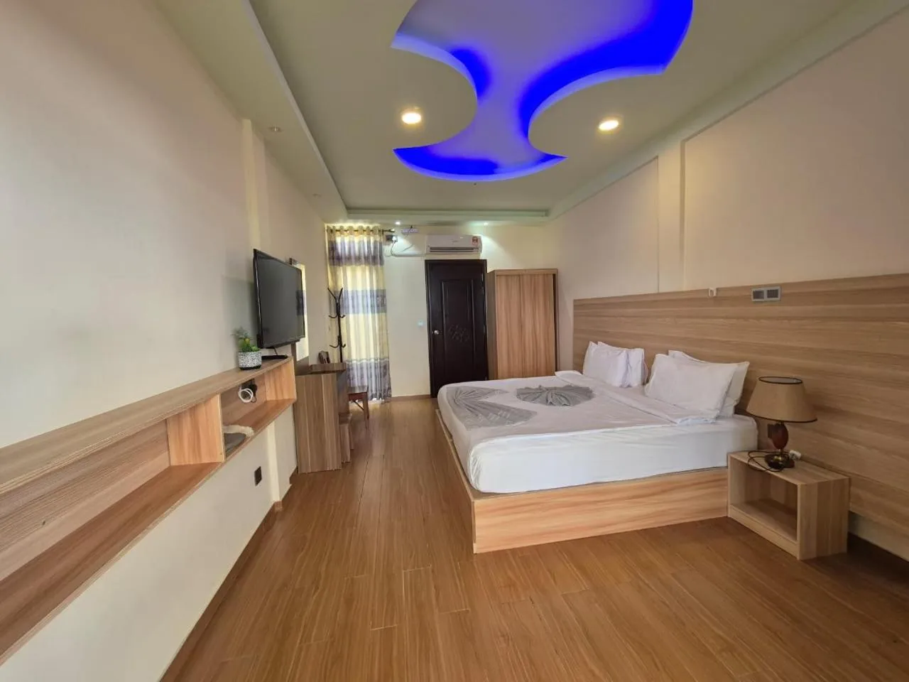 Property building, Bed in Aasna Inn