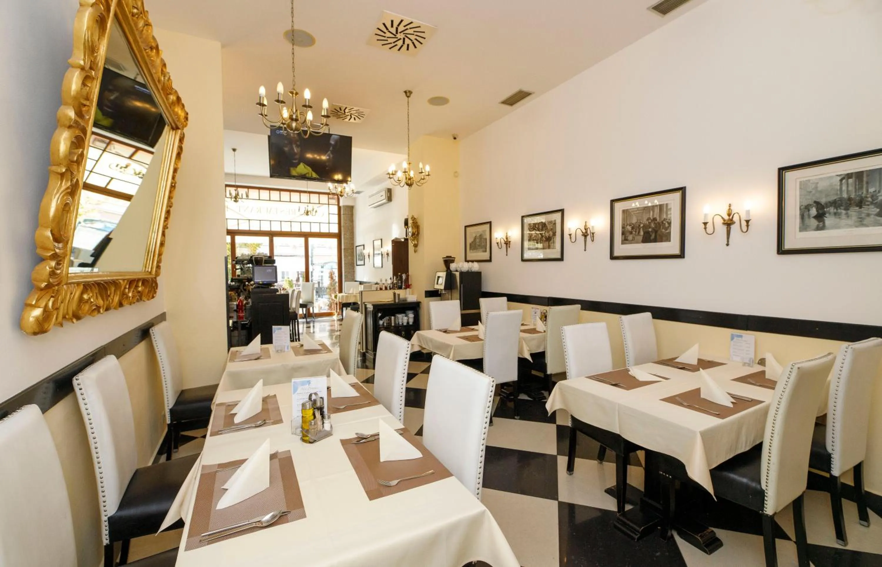 Restaurant/places to eat in Salvator Hotel