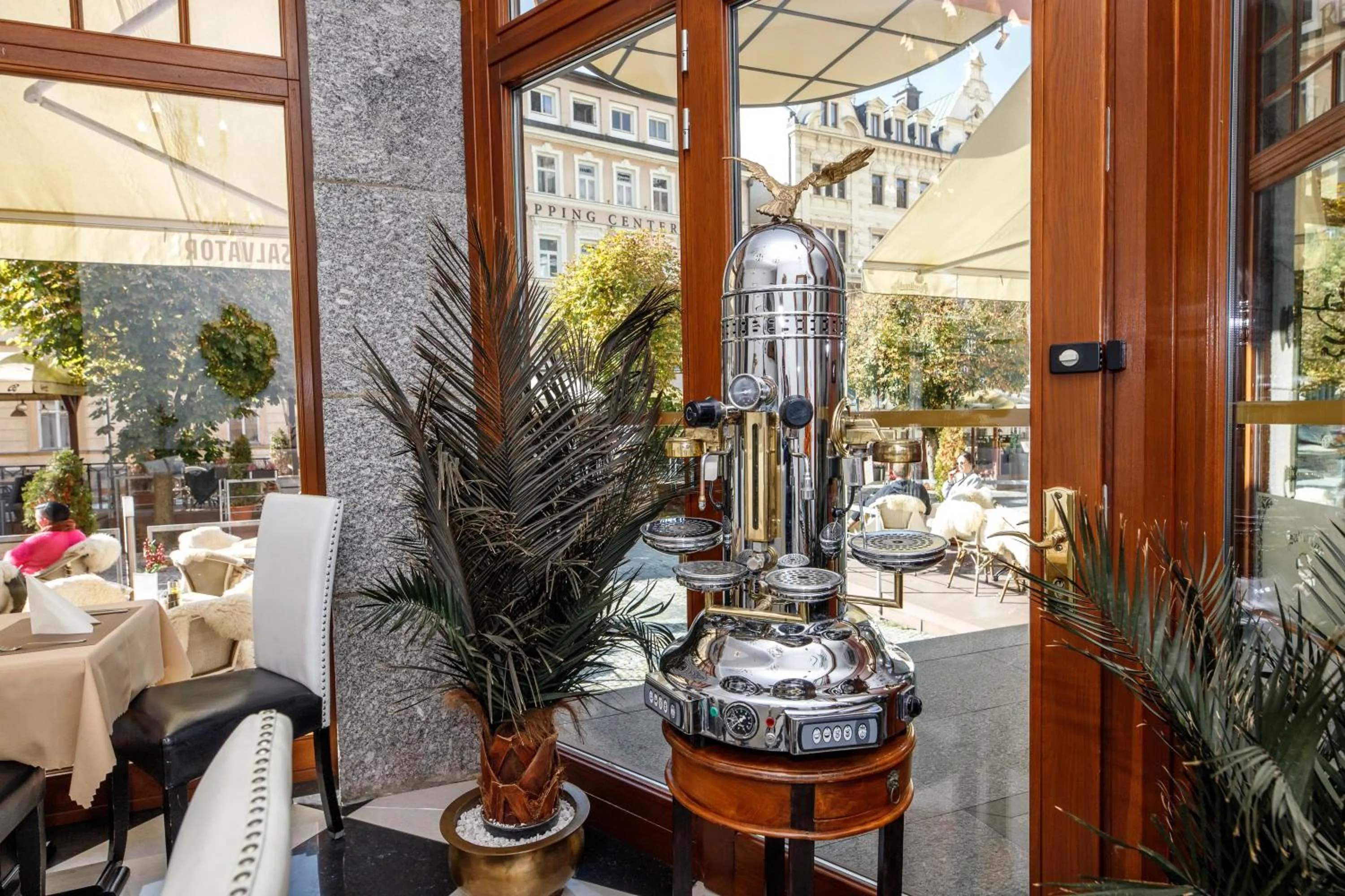 Restaurant/places to eat in Salvator Hotel