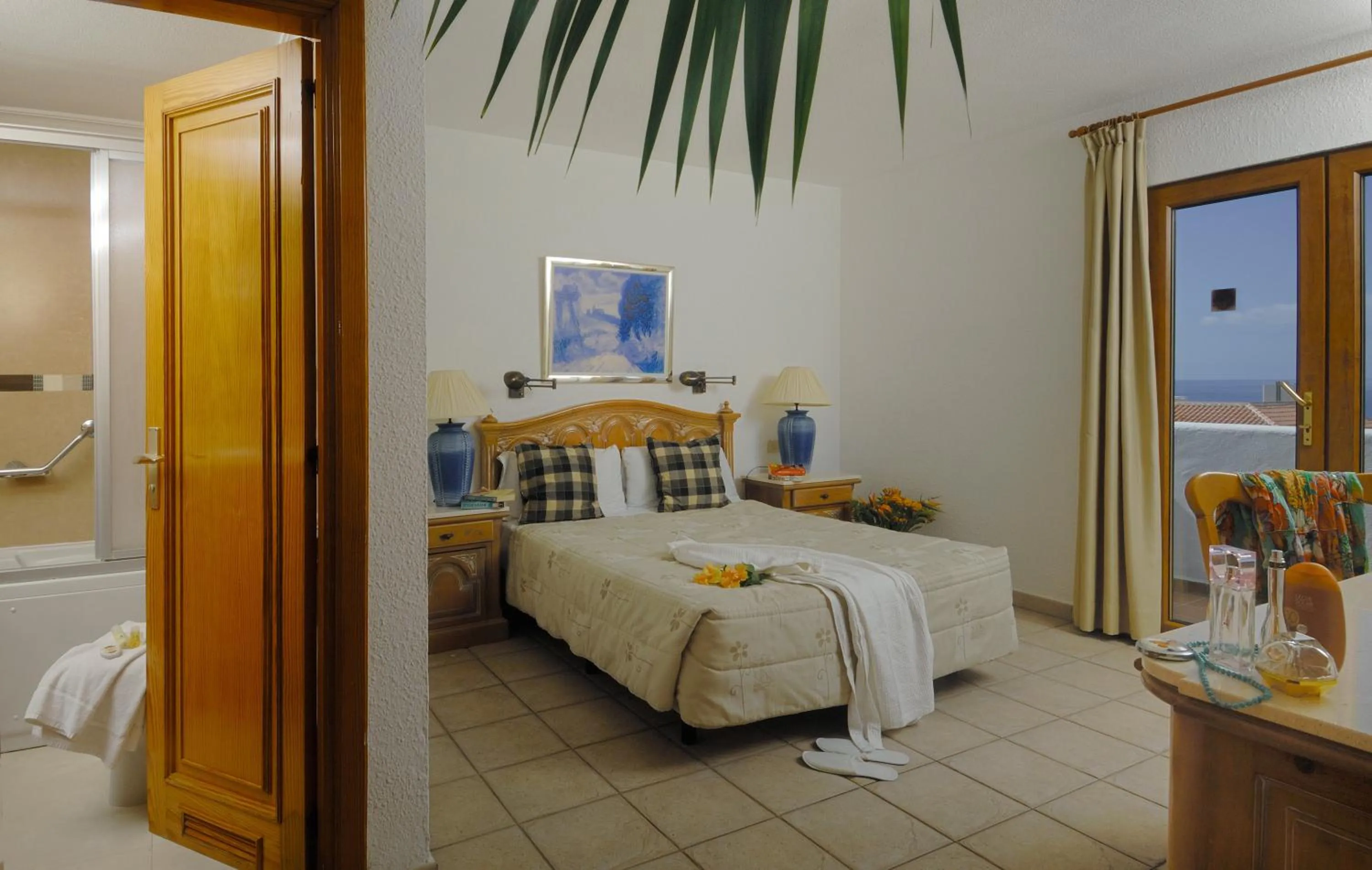 Bed in Ona Beverly Hills Suites