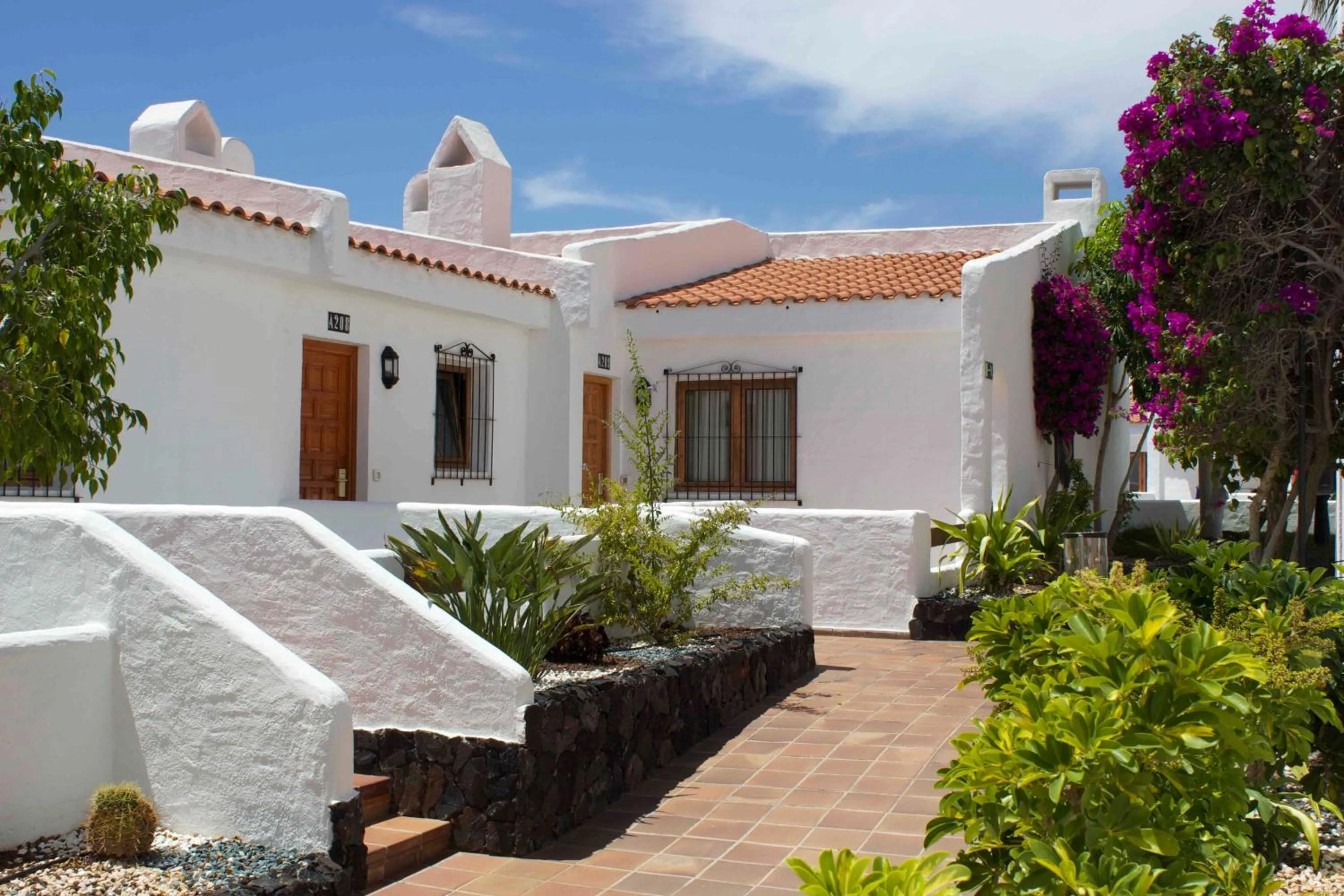 Property building in Ona Beverly Hills Suites