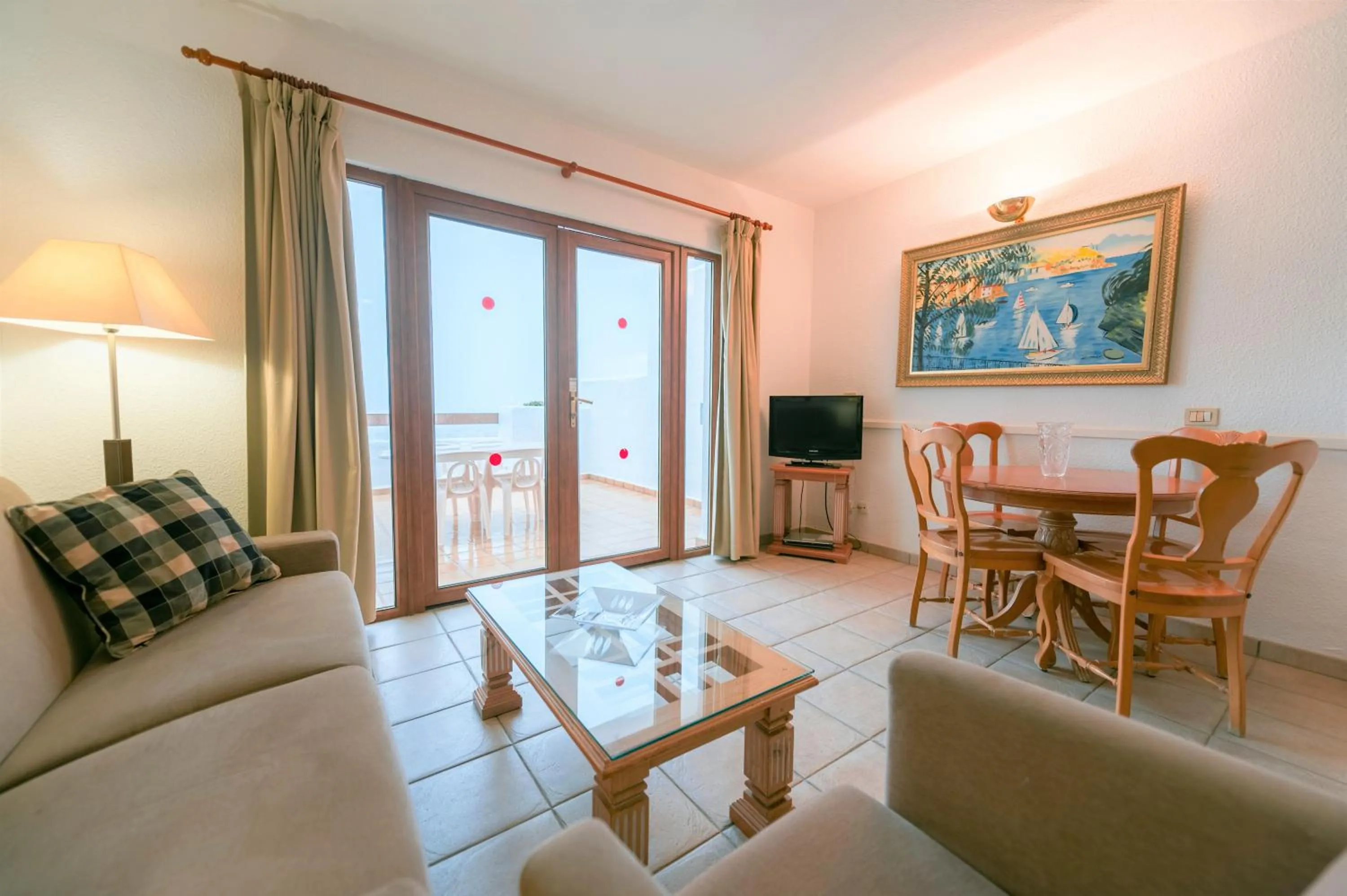 TV and multimedia in Ona Beverly Hills Suites