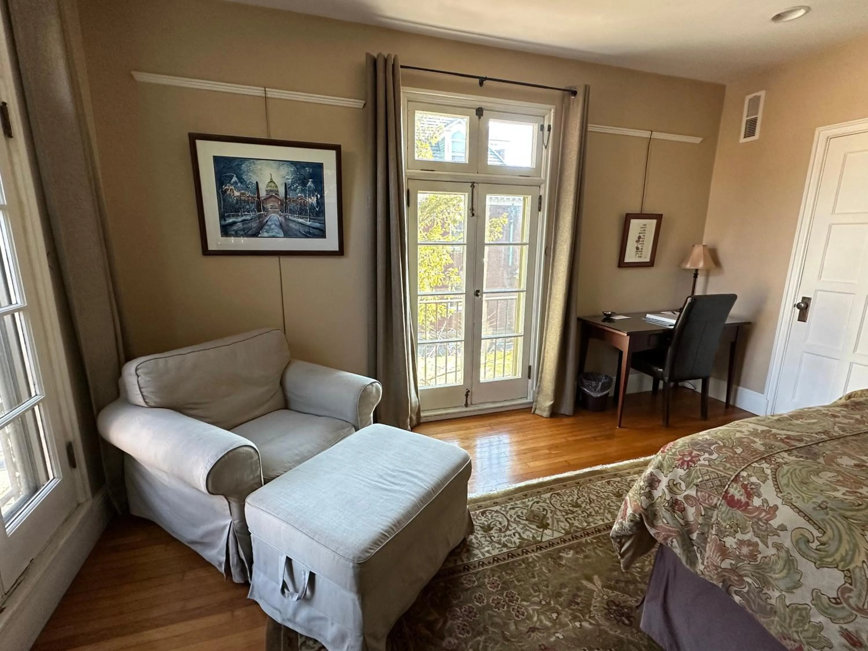 Seating area, Bed in City House Bed and Breakfast